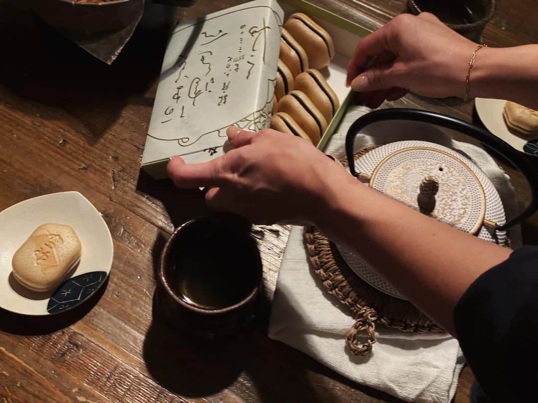 JUNNAのインスタグラム：「@sonekana 邸にて... 仕事の後、深夜のお料理。  お料理の後、おみやのもなかと美味しいお茶でひと息。  @sonekana キッチンはずーっと見ていられる👀  #only #最中 #もなか #お家カフェ #お家ごはん #お家時間#お茶の時間 #お茶」