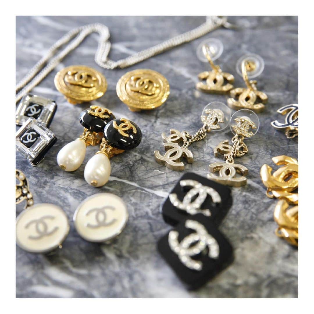 のインスタグラム：「-vintage chanel accessories-﻿ 本日3.6(土)にヴィンテージシャネル・アクセサリーが、取り扱い店舗に入荷しました♪﻿ ﻿ ヴィンテージシャネル・アクセサリーは人気も高く、最近は入荷が困難になりつつあります...😭﻿ ﻿ 入荷するデザインは各店舗により異なりますので、﻿ まずはお近くのHIROB店舗にご来店下さい！﻿ ﻿ ※渋谷ヒカリエ店 / ルミネ新宿店 / ルミネ池袋店 / 名古屋パルコ店 / の4店舗はヴィンテージシャネル・アクセサリーの取り扱いがございません。ご了承下さい。﻿ ﻿ #hirob﻿ #baycrews﻿ #antique﻿ #vintage﻿ #accessories﻿ #chanel﻿ #vintagechanel﻿ ﻿ #ヒロブ﻿ #ベイクルーズ﻿ #アンティーク﻿ #ヴィンテージ﻿ #アクセサリー﻿ #シャネル﻿ #ヴィンテージシャネル」