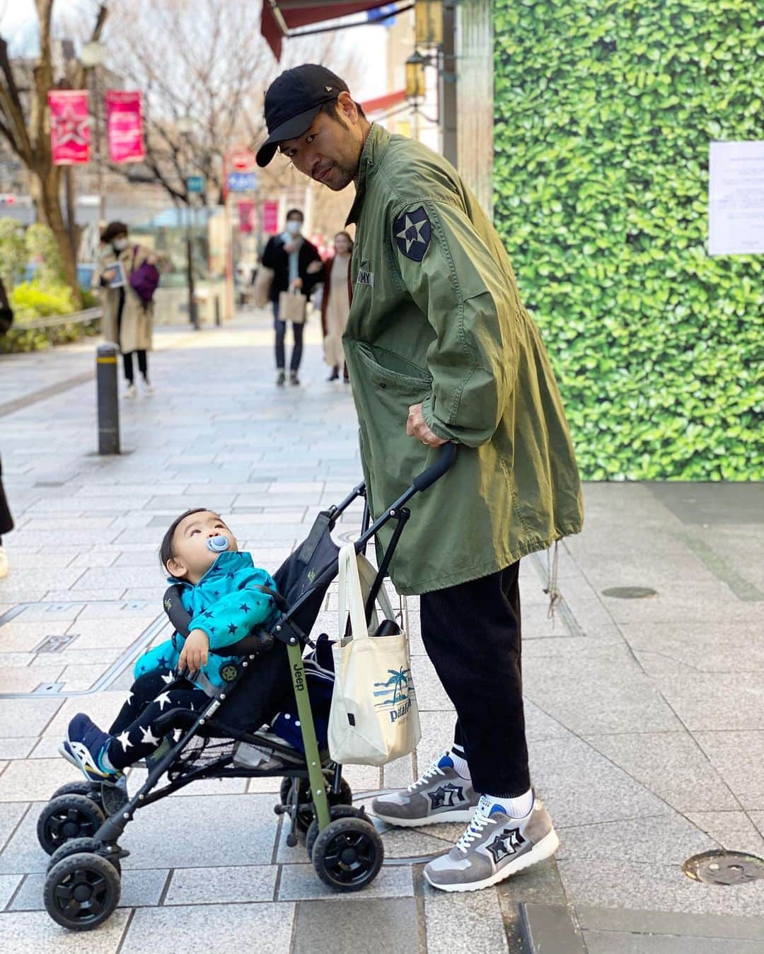 のインスタグラム：「お散歩  #お散歩 #息子 #親子 #お散歩コーデ #星多い #コニッチロー #チッチロー #ニッチロー'」