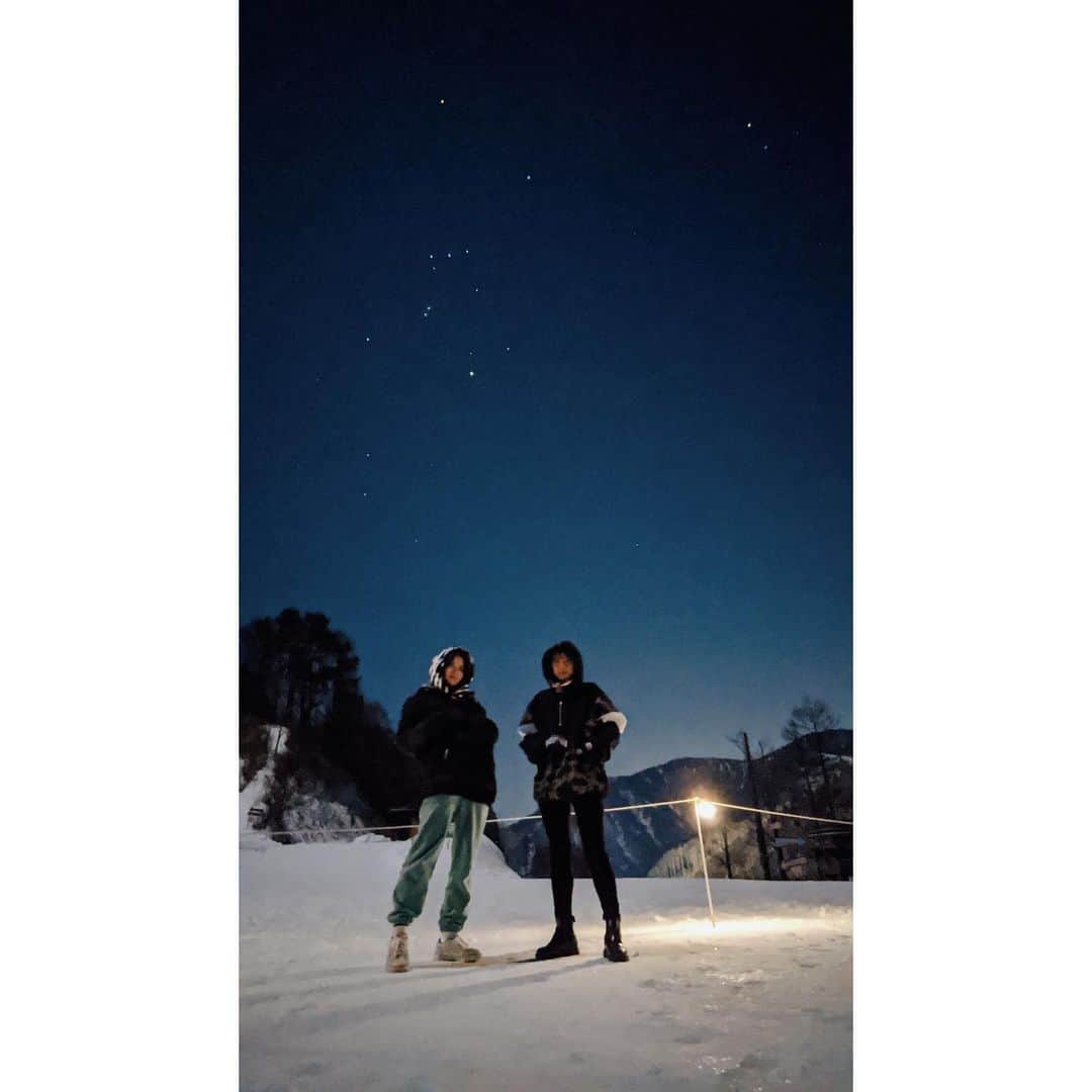 Aya（高本彩）さんのインスタグラム写真 - (Aya（高本彩）Instagram)「@____erie____ と冬の星空を観に行ってきました🌌 寒かったけど雲一つなくて最高だった。。 星空と共に三脚置いて撮影したよーん📸  #pixelで撮影 #googleのスマホ #teampixel #星空#冬#えりえと震えながら観た星空は最高だったぜ#次は新月の日に来ようね」3月7日 11時17分 - aya_dream04