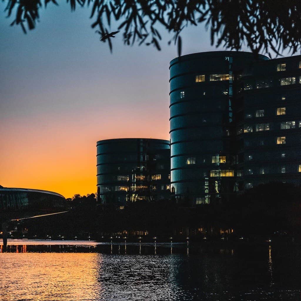 Oracle Corp. （オラクル）さんのインスタグラム写真 - (Oracle Corp. （オラクル）Instagram)「The week is winding down here at HQ. 🌅 We're wishing you a relaxing weekend and encourage you take some time to unplug, because even when you're not working, our Cloud products have you covered. ☁️」3月7日 11時19分 - oracle