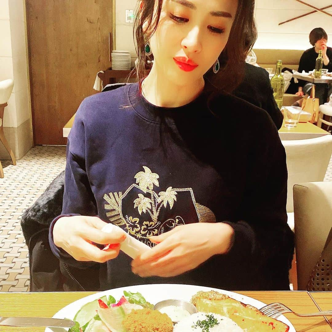 鈴木涼美さんのインスタグラム写真 - (鈴木涼美Instagram)「The scariest thing is that I’m the only one who get fat when we over eat together🙄 #oysterbar #tokyomidtownhibiya #girltalk #japanesegirl #lunchtime #tokyolunch」3月7日 11時20分 - suzumisuzuki