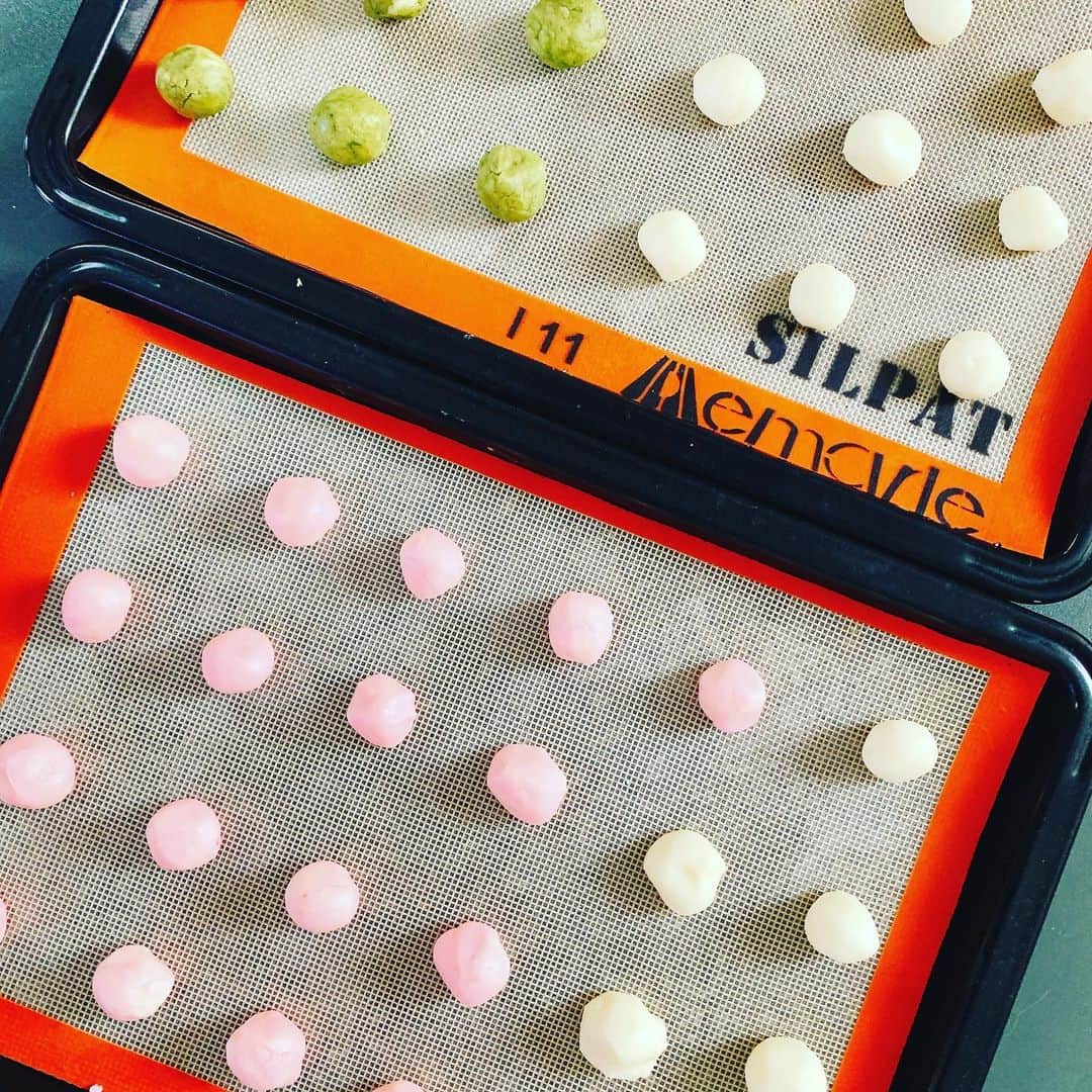 森崎友紀さんのインスタグラム写真 - (森崎友紀Instagram)「#森崎友紀#料理#cooking#初節句#手作り#ひなまつり#ひな祭り#ひな祭りごはん#ひなまつりごはん#毎年恒例#お寿司ケーキ#3色クッキー#手作りクッキー 雛祭りには、お寿司ケーキと3色クッキーは毎年定番で作っています。 行事に必ず作るものがあると、子供達が大きくなっても「あれ食べたいな」と、思い出してもらえそうな気がします(^ ^) レシピはブログに掲載しています(^^)→http://s.ameblo.jp/morisaki-yuki/」3月7日 11時32分 - morisakitchen