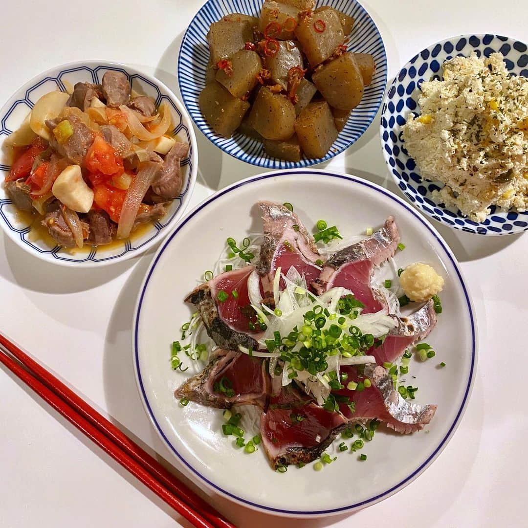小鳥遊しほのインスタグラム：「料理はお皿と盛り方でいくらでも雰囲気が変わるよね。和柄の小皿が妙に好き。  カツオのたたきでお花を咲かせたよ。 下にツマを盛ってカツオ→千切り玉ねぎと青じそ→青ネギ。ポン酢で食べた . 左上：半分に切った砂肝、薄切りの玉ねぎ、一口大のエリンギ、一口大のトマトを中華だしで炒めたもの . 真ん中上：こんにゃくに切れ目を入れてから一口大にして、にんにく醤油で炒めたもの。ピリ辛好きなら鷹の目もね . 右上：生おからにみじん切り玉ねぎとコーンとマヨネーズと白味噌とオリーブオイルと黒胡椒をまぜたもの。  #料理 #和食 #おうちごはん #お皿 #おつまみ  #お酒のお供 #酒の肴 #ヘルシー #cooking #japanesefood #小鳥飯」