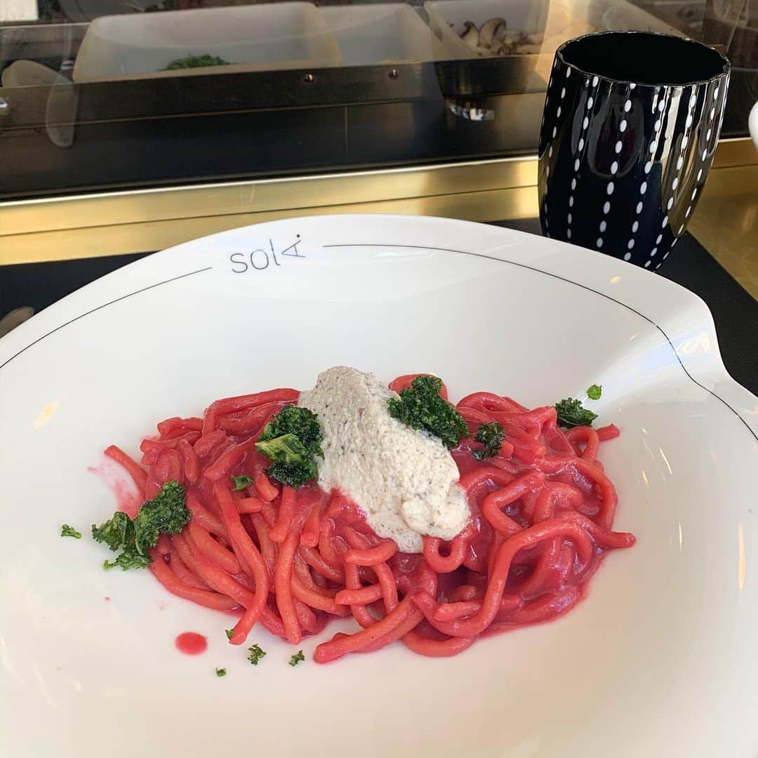 早川茉希さんのインスタグラム写真 - (早川茉希Instagram)「📍Sola Pasta Bar🍝  まゆこちゃんとパスタの人気店へ😋  サラダ、パスタ、デザートがついて ランチセット$19とNYにしてはお得感😍✨ ・ ビーツのパスタは、色にビックリしたけど モチモチ麺で味は美味でした☺️💓 ・ #nyc #ny #eatingnyc #foodie #pastagram #restaurantnyc #ニューヨーク #ニューヨークランチ #パスタランチ #パスタ好き #ニューヨーク生活 #makiカフェinニューヨーク #アメリカ暮らし」3月7日 11時44分 - maki_hayakawa
