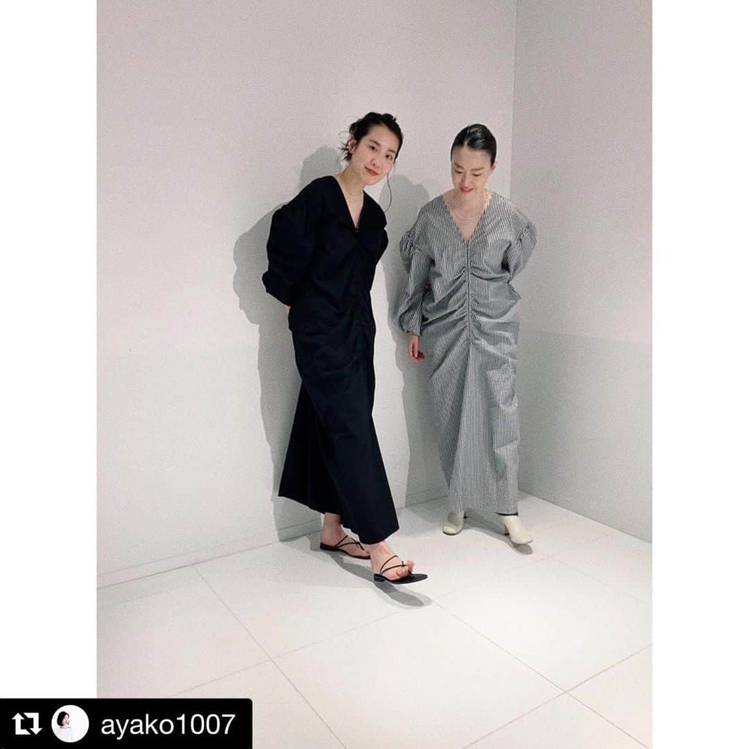 濱中鮎子のインスタグラム：「ありがとうございます😊 美しい人が着るとこれまた素敵に。  このギャザードレス、展示会でも人気だったのですが、ブラックカラーは　@jslessage  さん別注カラーです。一枚バサッと着るだけでスタイルが完成してしまうので、重宝します。  #Repost @ayako1007 with @get_repost ・・・ Uhrのギャザードレスの2人👭🏻﻿ ﻿ ﻿ ザキさんはストライプを購入済み。﻿ ともちゃんはブラックを検討中。﻿ ブラックは @jslessage 別注カラー🖤🖤🖤﻿ ﻿ 2人ともすごく似合ってる！﻿ お店にもオンラインにも入荷中〜 私が購入したUhrはまた今度👀 ﻿ #journalstandardlessage﻿ #fashion﻿ #Uhr﻿ #レサージュ﻿ #ウーア﻿」