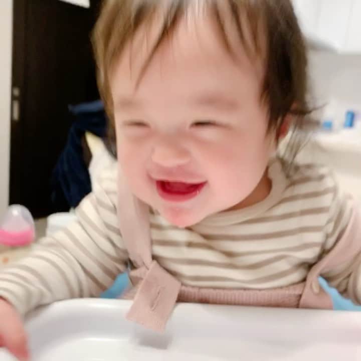 しほの涼のインスタグラム：「こんなご時世なので、笑いすぎてヒーッてなって、寝言でもケラケラ笑っちゃう娘をお納めくだされ🤣  #生後7ヶ月#生後7ヶ月女の子#生後7ヶ月ベビー#赤ちゃん#赤ちゃん笑う動画#大笑い動画#ケラケラ#赤ちゃんのいる生活#はじめての子育て#第一子#笑う角には福来たる」