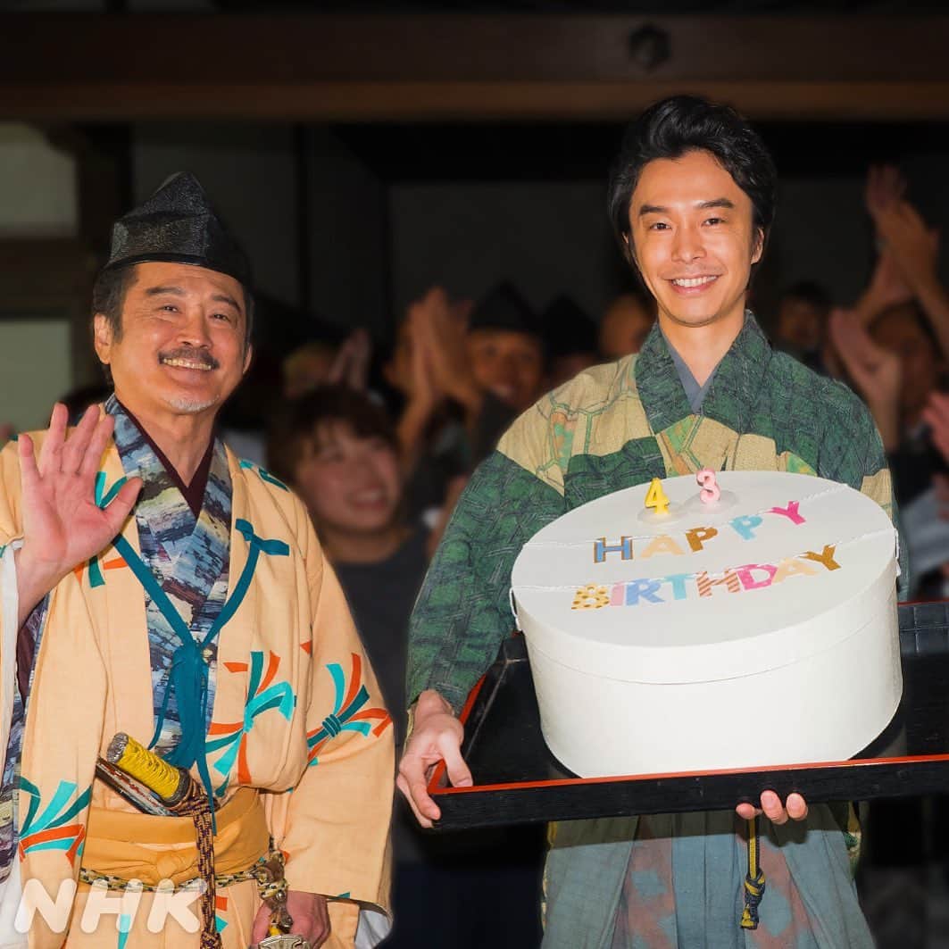 NHK 大河ドラマ「麒麟がくる」のインスタグラム：「長谷川博己さんハッピーバースデー🎉 本日3月7日は、主演・長谷川博己さんのお誕生日です！ 昨日「麒麟がくる」でも吉田鋼太郎さんにと一緒にお誕生日のお祝いをさせていただきました！！！ #長谷川博己 #吉田鋼太郎 #麒麟がくる」
