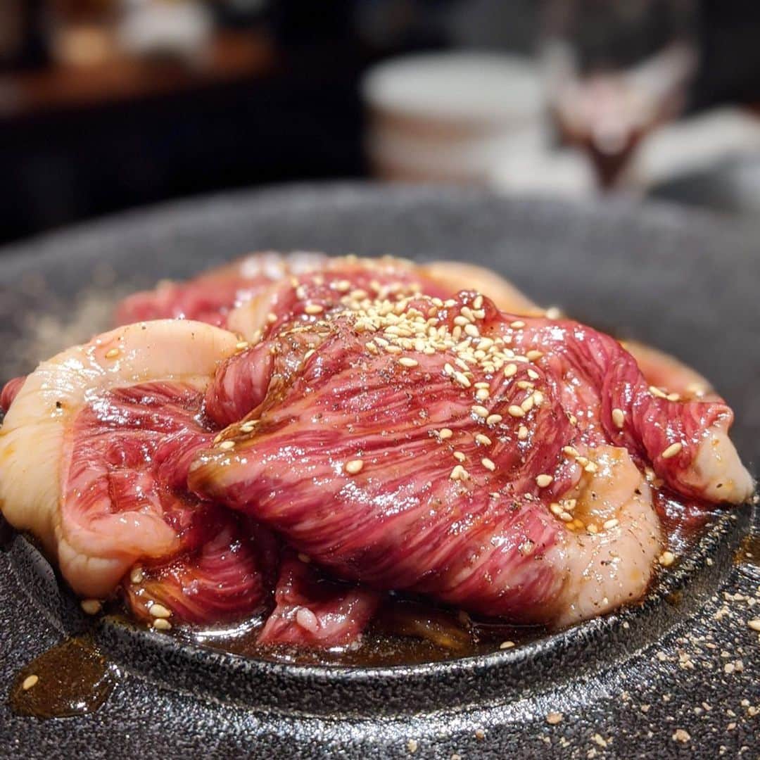 のインスタグラム：「薄切りイチボのタレ焼き😍﻿ それをオンザライス🍚💓﻿ 卵黄、特製タレ、青唐辛子と一緒に✨﻿ (魚沼産のコシヒカリが美味し過ぎて、﻿ オンザライス前に食べ過ぎた😂🙈)お肉好きの秘密基地✨﻿ ﻿  それと！！‪2月28日発行号📕‬﻿ ‪福岡の食農情報誌(無料)‬﻿ ‪『#アグリふくおか 』で‬﻿ ‪執筆させていただきました😊📝‬﻿ ﻿ ‪農産物に関する事から‬﻿ ‪お野菜、実家、美肌の話など！‬﻿ ‪思いのまま語ってます！‬﻿ ﻿ ‪携帯扱うついでにでも見て‬﻿ ‪もらえると嬉しいです🐥🍅‬﻿ ﻿ #八重洲3f #八重洲の3階 #完全非公開﻿ #完全招待制 #秘密基地 #めぐログ_八重洲﻿ #お肉 #meat #beef #肉女子﻿ #フードアナリストたべめぐみ #福岡出身」