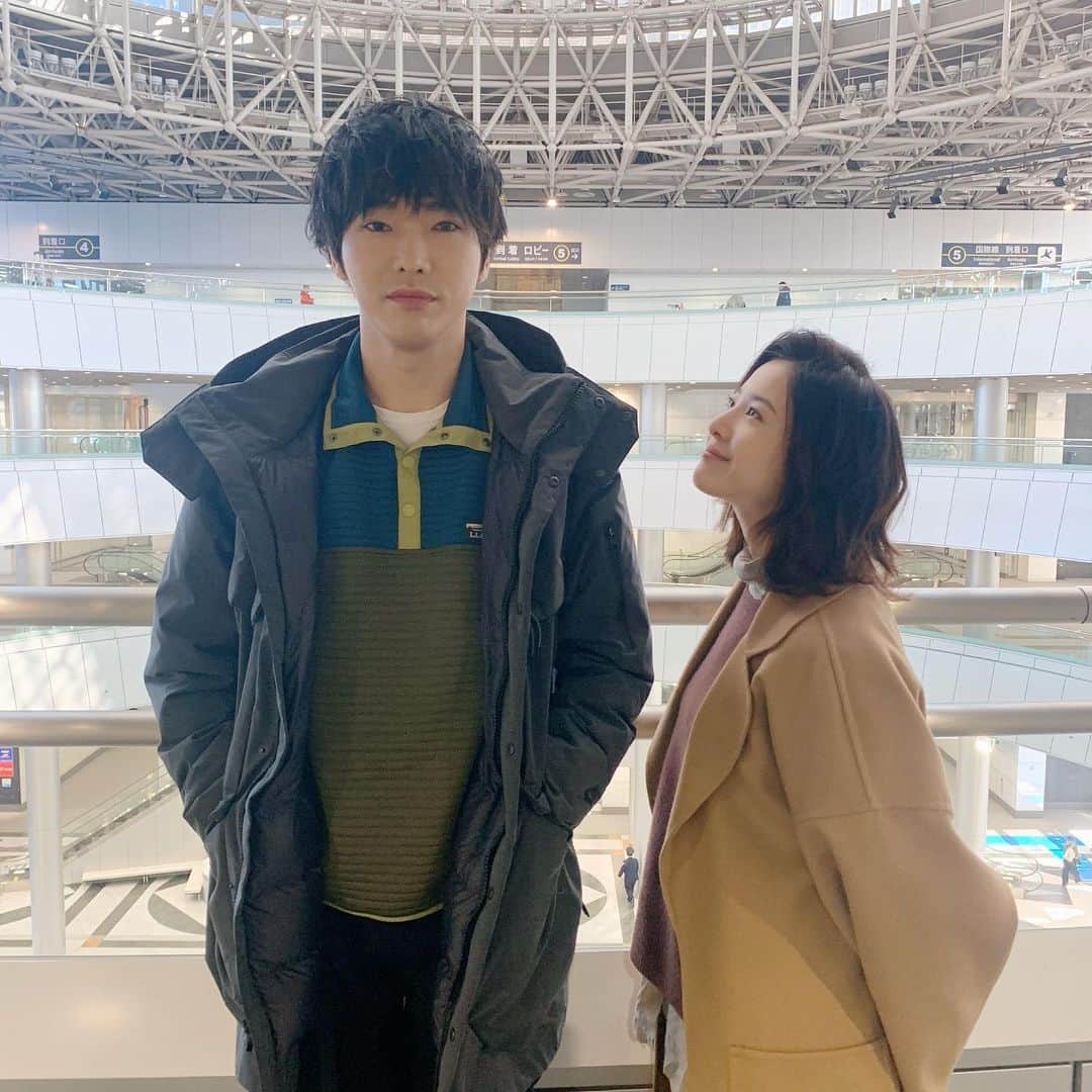 【公式】新水曜ドラマ「知らなくていいコト」のインスタグラム：「どもっ✋✨最終回がジワジワと近づいてきてますが…🐢まだ、ケイト&尾高さんロスになるのは早い‼️最高の胸キュン…いや、もはや、胸ギュン💘😍ショットをゲット💪「二人の身長差ヤバい‼️」の声にお応えして、このエモい身長差を体感して頂けたらいいなーと🥳リアルケイト目線のオフショット特別公開です🤳✨横にスライドして、是非、ケイト気分を味わってみてください☺️✨#知らなくていいコト #知らコト #日本テレビ #日テレ #水ドラ #吉高由里子 #柄本佑 #破壊力すごいのである意味閲覧注意 #無限に見ていられる #無限尾高さん #尾高さんの写真はケイト本人が撮ってくれました #見上げてるケイトもかわいすぎてそちらも激悶え案件 #最終回みんなで盛り上げていきましょ #公式のいまさらの本気 #毎日こんな写真あがってきたら皆さんの心臓もたないよね #3月11日最終回」