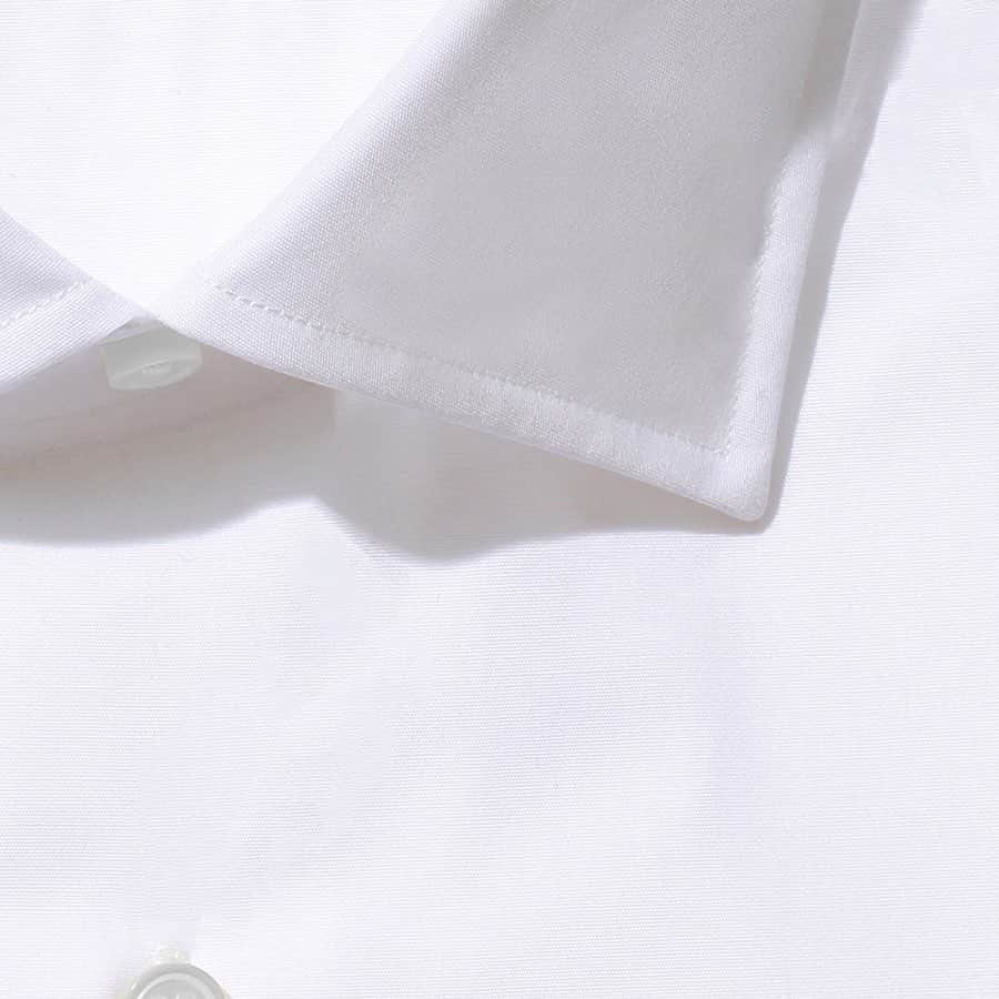 干場義雅さんのインスタグラム写真 - (干場義雅Instagram)「【毎日着たい白シャツを作りました‼️】 白シャツは常に白いまま着たい。汚れたり黄ばむから同じものを沢山持っていたい。ストレッチが効いて着心地がよく、手入れがしやすいもので……。そうなると1枚5万円するような高級な白シャツを持つより自分の体型にあったコスパの高い5000円の白シャツを10枚持つ方がいい。これが干場流の考え方。ということで、生地から襟のカタチまで徹底的にこだわって作ったのが「ARCODIO（アルコディオ）」の3 Functionのブロード白シャツです。 ＝＝＝＝＝＝＝＝＝＝＝＝＝＝＝＝＝＝＝＝＝＝＝＝＝＝＝ これがめちゃくちゃ良いんです。襟型は、小ぶりのショートポイントのセミワイド。僕が毎日のように締めている7cm幅の黒いウールのネクタイにもピッタリで、モダンなVゾーンに見せてくれます。ボディは細身のシルエット。生地は、綿96%ポリウレタン4%でストレッチが効いていて着心地も快適です。シワにもなりにくいからアイロンがけの手間も省けるってわけ。イタリアシャツのように袖は後付けにし、アームホールにはハンドステッチ。さらにボタンは白蝶貝の3㎜厚です。 ＝＝＝＝＝＝＝＝＝＝＝＝＝＝＝＝＝＝＝＝＝＝＝＝＝＝＝ ビジネスマンのために、そしてアイロンがけをしなければいけない奥様のために作りました。よかったら着てみて下さい。ちなみに僕は10枚まとめ買いして毎日ヘヴィロテしてます。使える白シャツをお探しの方ぜひ試してみては。干場監修の襟「GINO」の3 Functionシャツ5500円／ARCODIO ➡︎https://arcodio.com/products/a-gin-05001-10 ＝＝＝＝＝＝＝＝＝＝＝＝＝＝＝＝＝＝＝＝＝＝＝＝＝＝＝ ●3 Function---３つの機能とは 機能❶［ストレッチ］ 世界三大綿でもある新疆綿を使用した3 Functionブロード（綿96%ポリウレタン4%）。コットンならではの風合いを保持したまま、ストレッチ性がありストレスのない快適な着用感です。  機能❷［アイロンがけもスムーズ］ 高番手ブロードはアイロンをかけても、細かい小じわがとりにくいものですが、3 Functionブロードは着用ジワが付きにくい加工を施し、アイロンがけもスムーズです。  機能❸［透けにくい］ ブロードの避けて通れない“透け”の問題。3 Functionブロードは綿糸を高密度に打ち込んでいるいるので、透けにくいのが特徴です。 ＝＝＝＝＝＝＝＝＝＝＝＝＝＝＝＝＝＝＝＝＝＝＝＝＝＝＝ @arcodio_official  #arcodio #アルコディオ #シャツ #白シャツ #白シャツコーデ  #出張用シャツ #白シャツ男子  #仕事用シャツ  @yoshimasa_hoshiba  #yoshimasahoshiba  #干場義雅  @forzastylecom  #FORZASTYLE #mensstyle #大人ファッション #shirt #dressshirt  #businessesshirt #whiteshirt」3月7日 12時04分 - yoshimasa_hoshiba