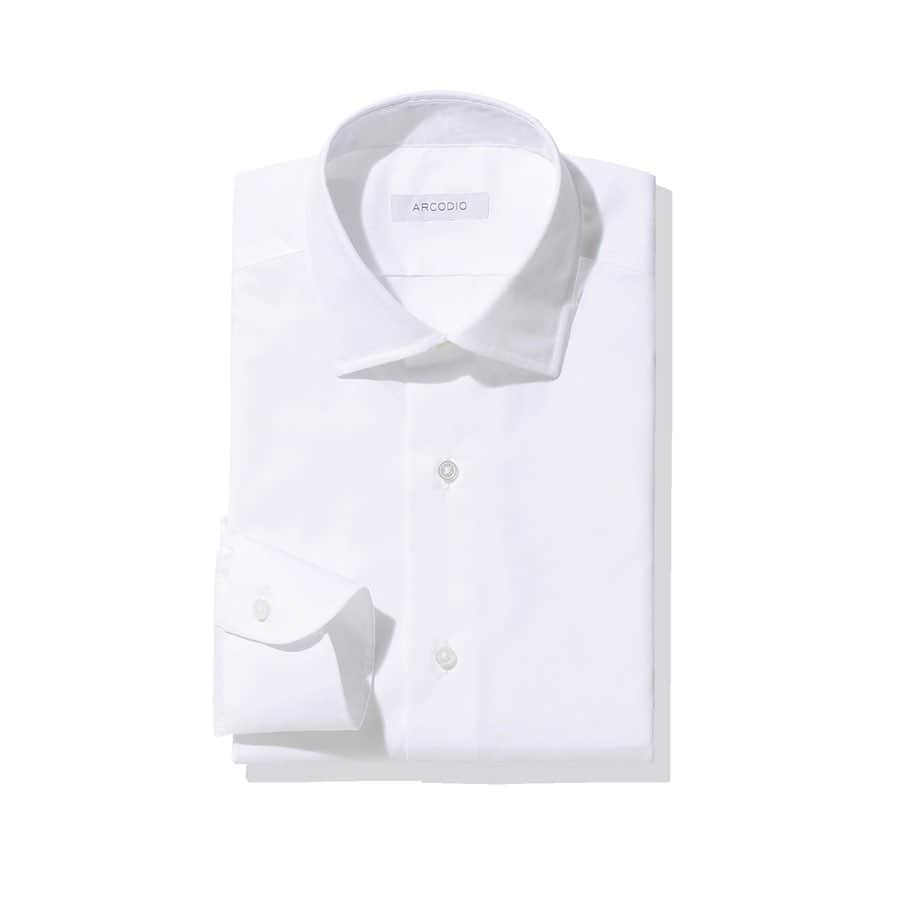 干場義雅さんのインスタグラム写真 - (干場義雅Instagram)「【毎日着たい白シャツを作りました‼️】 白シャツは常に白いまま着たい。汚れたり黄ばむから同じものを沢山持っていたい。ストレッチが効いて着心地がよく、手入れがしやすいもので……。そうなると1枚5万円するような高級な白シャツを持つより自分の体型にあったコスパの高い5000円の白シャツを10枚持つ方がいい。これが干場流の考え方。ということで、生地から襟のカタチまで徹底的にこだわって作ったのが「ARCODIO（アルコディオ）」の3 Functionのブロード白シャツです。 ＝＝＝＝＝＝＝＝＝＝＝＝＝＝＝＝＝＝＝＝＝＝＝＝＝＝＝ これがめちゃくちゃ良いんです。襟型は、小ぶりのショートポイントのセミワイド。僕が毎日のように締めている7cm幅の黒いウールのネクタイにもピッタリで、モダンなVゾーンに見せてくれます。ボディは細身のシルエット。生地は、綿96%ポリウレタン4%でストレッチが効いていて着心地も快適です。シワにもなりにくいからアイロンがけの手間も省けるってわけ。イタリアシャツのように袖は後付けにし、アームホールにはハンドステッチ。さらにボタンは白蝶貝の3㎜厚です。 ＝＝＝＝＝＝＝＝＝＝＝＝＝＝＝＝＝＝＝＝＝＝＝＝＝＝＝ ビジネスマンのために、そしてアイロンがけをしなければいけない奥様のために作りました。よかったら着てみて下さい。ちなみに僕は10枚まとめ買いして毎日ヘヴィロテしてます。使える白シャツをお探しの方ぜひ試してみては。干場監修の襟「GINO」の3 Functionシャツ5500円／ARCODIO ➡︎https://arcodio.com/products/a-gin-05001-10 ＝＝＝＝＝＝＝＝＝＝＝＝＝＝＝＝＝＝＝＝＝＝＝＝＝＝＝ ●3 Function---３つの機能とは 機能❶［ストレッチ］ 世界三大綿でもある新疆綿を使用した3 Functionブロード（綿96%ポリウレタン4%）。コットンならではの風合いを保持したまま、ストレッチ性がありストレスのない快適な着用感です。  機能❷［アイロンがけもスムーズ］ 高番手ブロードはアイロンをかけても、細かい小じわがとりにくいものですが、3 Functionブロードは着用ジワが付きにくい加工を施し、アイロンがけもスムーズです。  機能❸［透けにくい］ ブロードの避けて通れない“透け”の問題。3 Functionブロードは綿糸を高密度に打ち込んでいるいるので、透けにくいのが特徴です。 ＝＝＝＝＝＝＝＝＝＝＝＝＝＝＝＝＝＝＝＝＝＝＝＝＝＝＝ @arcodio_official  #arcodio #アルコディオ #シャツ #白シャツ #白シャツコーデ  #出張用シャツ #白シャツ男子  #仕事用シャツ  @yoshimasa_hoshiba  #yoshimasahoshiba  #干場義雅  @forzastylecom  #FORZASTYLE #mensstyle #大人ファッション #shirt #dressshirt  #businessesshirt #whiteshirt」3月7日 12時04分 - yoshimasa_hoshiba