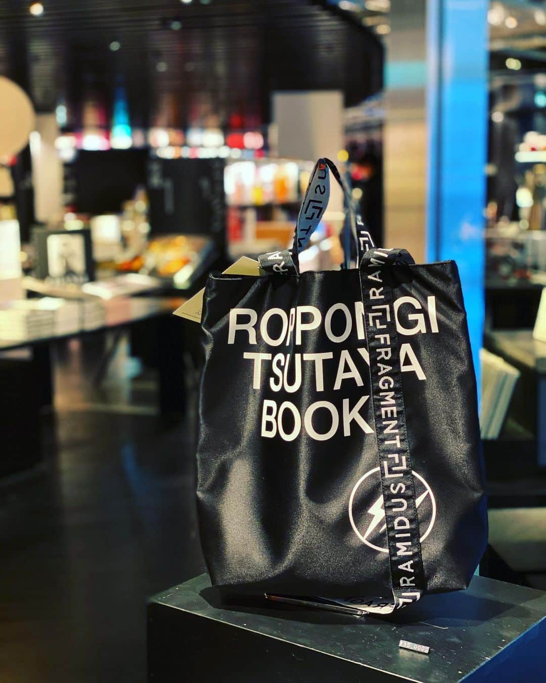 谷川じゅんじさんのインスタグラム写真 - (谷川じゅんじInstagram)「Welcome back to the book! Roppongi Tsutaya Books, renewal. 六本木蔦屋書店リニューアル。#tsutayabooks #roppongitsutayabooks #roppongihills #goodvibesonly #goodneighbors #hillslife #hillsstyle #thisistokyo #thisisjapan」3月7日 12時15分 - junjitanigawa