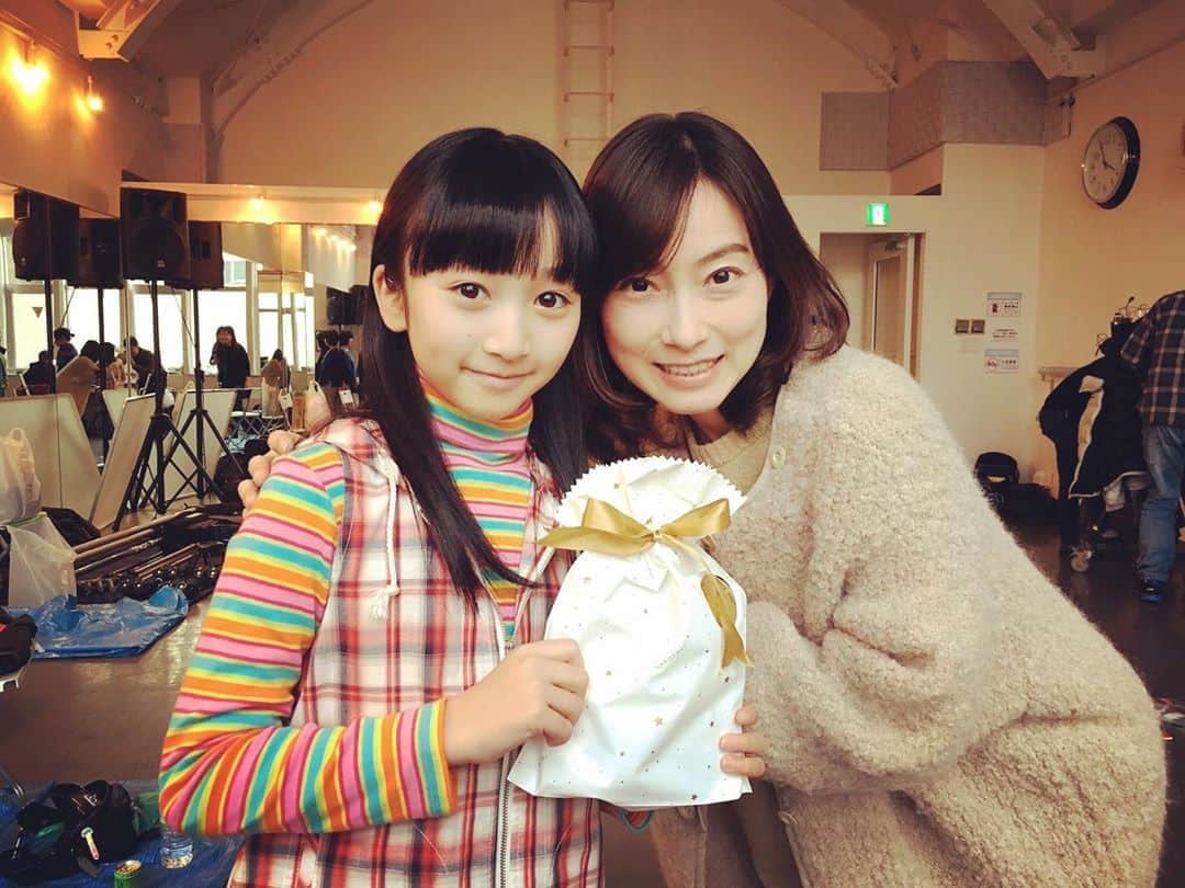 小橋めぐみのインスタグラム：「警視庁捜査資料管理室ドラマシリーズ初のスピンオフドラマ 「警視庁捜査資料管理室～BACK TO THE 音楽教室転落死事件～」 3月8日(日) 14:00～14:55 私は、野添久美子の母親役で出演します。 幼き久美子は、横溝菜帆ちゃんが演じてくれました☺️ 野添にこんな天使みたいな可愛い時代があったなんて…いつからあんな…😈 #警視庁捜査資料管理室」