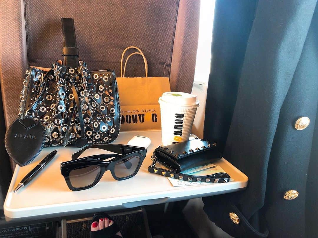 のインスタグラム：「#ootd #outfitoftheday #outfit coat #balmain bag #ALAIA miniwallet #valentino sunglasses #CELINE 昨夜帰国したばかりですが、時差ボケたまま新幹線に。行ってまいります。」
