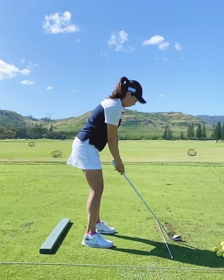 ケーシー・コモトのインスタグラム：「☀️🏌🏻‍♀️⛳️ swing & repeat! Thank you @turtlebaygolf for always letting me practice! 😄  Also to my friends in Asia, I hope everyone is staying safe! ~~~~~~~~~~~~~~~~~~~~~~~~~~~~~~~~~~~~~~~~~~ こんにちは！ 皆さん今、コロナウィルスで大変な時だと思います。 一刻も早く終息へ向かいますように。 私もハワイで皆さんのことを想ってがんばります！ 一緒にがんばりましょう。 • • • #ゴルフ #女子プロ #プロゴルファー  #チャンピオンゴルフ #championgolf #paramountbed #長寿の里 #alohastandard #masdagolf」