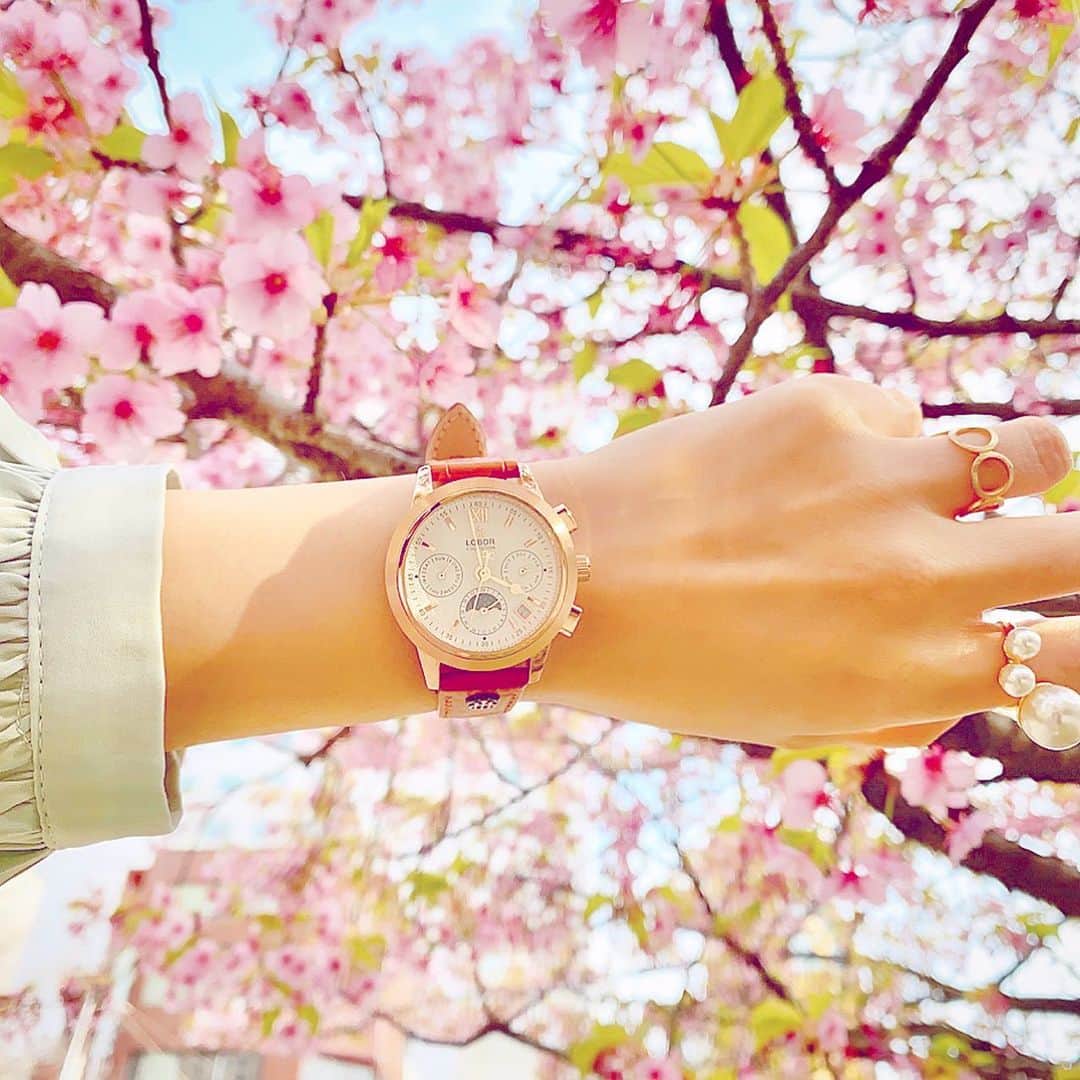 マナさんのインスタグラム写真 - (マナInstagram)「🌸🌸🌸 ひと足先に咲いていた桜と時計と⌚︎。 こんなご時世だから、お花に癒される✧︎*。 . .#スターバックス で#さくらさくらんぼフラペチーノ を飲んで 花見気分味わいました😋❤︎ . . .最近、お気に入りでつけている時計は @loborjapan . .brownベルトが春に流行りのミントやグレーブルー、くすみピンクと相性◎ ベルトのカラーは2枚目の室内でのpicが実物と近いです♡♡キャメルブラウンぽい . .10%割引が適応されるクーポンコード maanm227 #ホワイトデイギフト としてもオススメ🎁 宜しければお使い下さい❁︎ . . . . . . . . .#ロバー #時計 #腕時計 #lobor #ホワイトデイ #腕時計くら部 #手元くら部 #starbucks #starbuckscoffee #sakura #桜 #locari #mamagirl #mamafashion #ママファッション」3月7日 12時26分 - ma_anmi