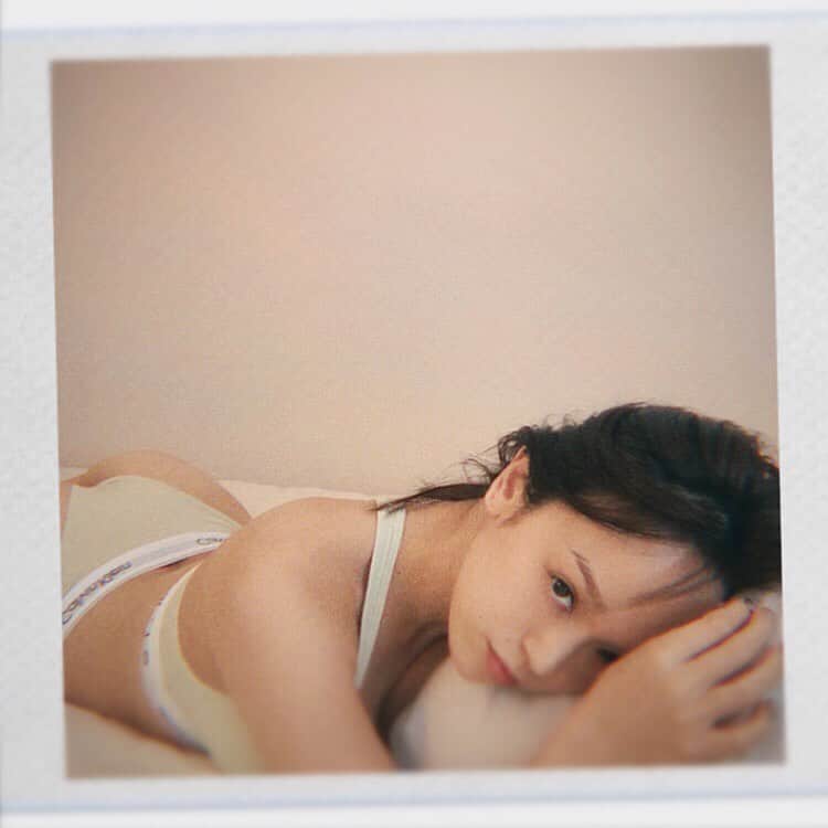 Soweluのインスタグラム：「最近90sの大好きだった洋楽ばかり聴いて懐かしいあの頃の感覚を思い出すと元気になって、本当癒される🥰  まさにその頃って10代だったんだけど、中学生の時にヘソ出しスタイルが流行って 当時すごくジャネットに憧れてて 頑張って毎日腹筋鍛えて Calvinkleinの下着履いて 今もまた流行ってるけど 当時すごい流行ってたダボパン履いてチラ見させてたな〜 The青春💛💜💛 ・ そんな頃に戻りたくて @hiro.style.gym  で腹筋追い込んでもらい しばらく立てたくなるくらいめちゃくちゃキツかったけど おかげで少し腹筋割れて、 久しぶりに着てみれたの🙌✨ 筋トレしたの翌日が1番良い感じのBodyラインになるんだよね！ それが楽しみだからキッつい筋トレ頑張れるんだ‼️ でも最近は実家でおばあちゃんたちとご飯する事が多いからかすぐ気抜いて食べ過ぎちゃうから キープ出来るように頑張ろ✊  最近ずっと実家だったから 今日は久々に自分の家をキレイにしようかな🧼 家が片付くと気持ちいいもんね✨ ・ みんなも素敵な週末を🌈 Have a Wonderful weekend💫 ・ ・ ・ #mood #calvinklein  #calvinkleinunderwear  #workout #bodymake」