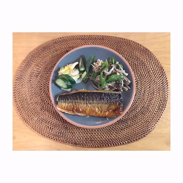 のインスタグラム：「お昼ごはん . 鯖 きのこと青唐辛子 オクラ 白菜ときゅうりの漬物 . . 今日の鯖は、ふっくら厚みがあっておいぴー☺️♡ . 今日も夜勤だから、 朝の筋トレと有酸素しっかりやった😇✌️ . 夜勤前の #モーニングルーティン 😊 さて、もう少し休もう〜 . ◉ライザップ公認の紹介アンバサダーです。 〜紹介特典で、お安く入会できます〜 . ▶︎全国どの店舗でもOK ▷２週間のトライアルコースもあります(^_^)/ ▶︎カウンセリング予約前にご連絡ください . ◎入会やカウンセリングをお考えの方、 ご質問なども、DM✉️ください。 . ★トレーニング見学もできます★ . 📺RIZAP TVCM出演 🏅RIZAP BMG ファイナリスト2017.2018 . #rizap #ライザップ . #ダイエット #diet #ダイエット日記 #レコーディングダイエット #instadiet #ダイエット仲間募集 #ダイエッター #公開ダイエット  #昼ごはん #昼御飯 #lunch #昼ご飯 #昼食  #おうちごはん #糖質制限 #healthyfood #healthylifestyle」