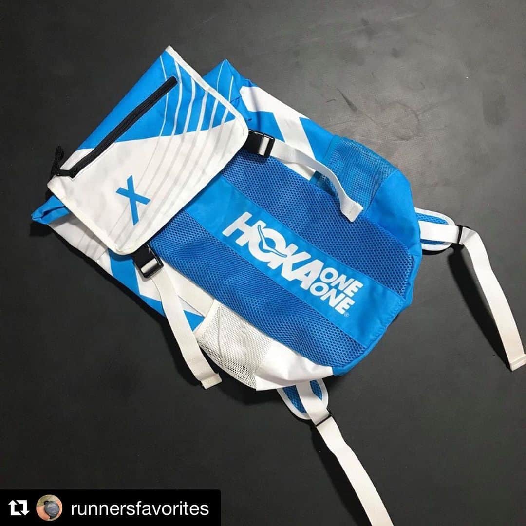 宇野薫のインスタグラム：「僕のrunnersfavorites!! #Repost @runnersfavorites with @get_repost ・・・ * Runners Favorites ランナーたちのお気に入り  0340 @caoluno  HOKA ONE ONE CARBON X BACKPACK (PROMOTION USE) ホカ オネオネ カーボンX バックパック　非売品 「ホカ オネオネの非売品のランニングバックです。アメリカにいる友達の娘さんがホカ オネオネで働いていて、自分がホカオネオネをよく履いてくれているのが嬉しかったらしく、先日友人の来日時に『娘からのプレゼント！』と、いただきました。容量も大きいのでランニングでゴールドジムや道場へ行く時に使っています」 #hokaoneone #ホカオネオネ」