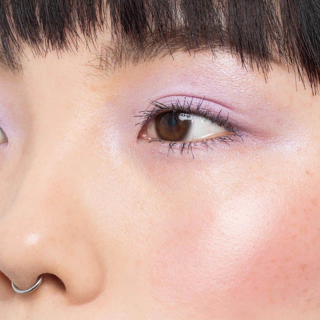 M∙A∙C Cosmetics Japanのインスタグラム：「春に向けて、メイクをアップデート💄﻿ 3月に挑戦したいのは、花びらのように﻿ まぶたをふんわり染め上げるカラーメイク🌸 ﻿ ﻿ ﻿ 使用製品は2枚目をチェック👉﻿ ﻿ ﻿ ↓↓使用製品↓↓﻿ EYES﻿ ☑︎スモールアイシャドウ: #ハンブルブラグ﻿ FACE﻿ ☑︎エクストラ ディメンション ブラッシュ: イントゥ ザ ピンク﻿ LIP﻿ ☑︎リップスティック: アンダー ザ カバーズ ﻿ ﻿ MODEL:﻿ M·A·C ARTIST NANAMI YOSHIDA﻿ @mac_laforet﻿ PHOTO: @takaki_iwata ﻿ ﻿ ﻿ #MACCosmeticsJapan #MACコスメ #MACCosmetics #メイク #コスメ #メイクアップ #アイカラー #チーク #コスメ紹介 #春メイク #春コスメ ##メイク道具 #メイクプロセス #メイク用品 #セルフメイク #今日のメイク #お気に入りコスメ #MACeyeshadow #MACアイシャドウ #eyemakeup #eyeshadow #cosmetics #makeup」