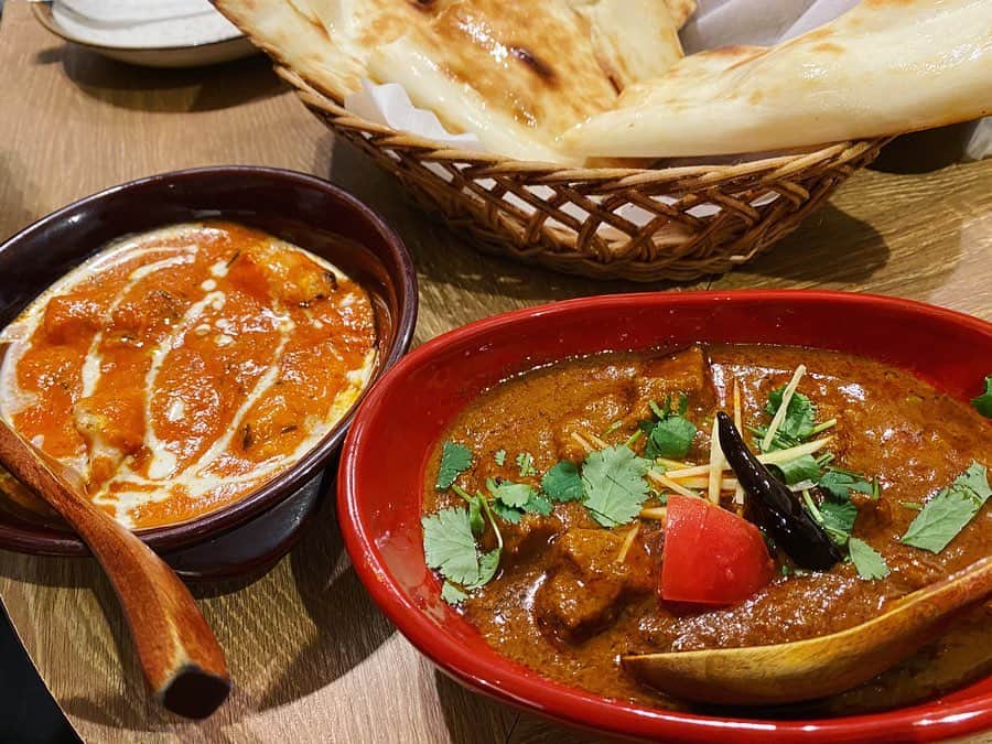 ミクのインスタグラム：「. . 🍛  チーズナンの素晴らしさは3個目の動画をご覧ください♪ ＊元マネージャーは同い年なのに私を保育園児のような扱い方😂 . . 　#いつかのごはん 　#カレー　#ナン　#インドカレー　#curry #東京グルメ　#カッチャルバッチャル」
