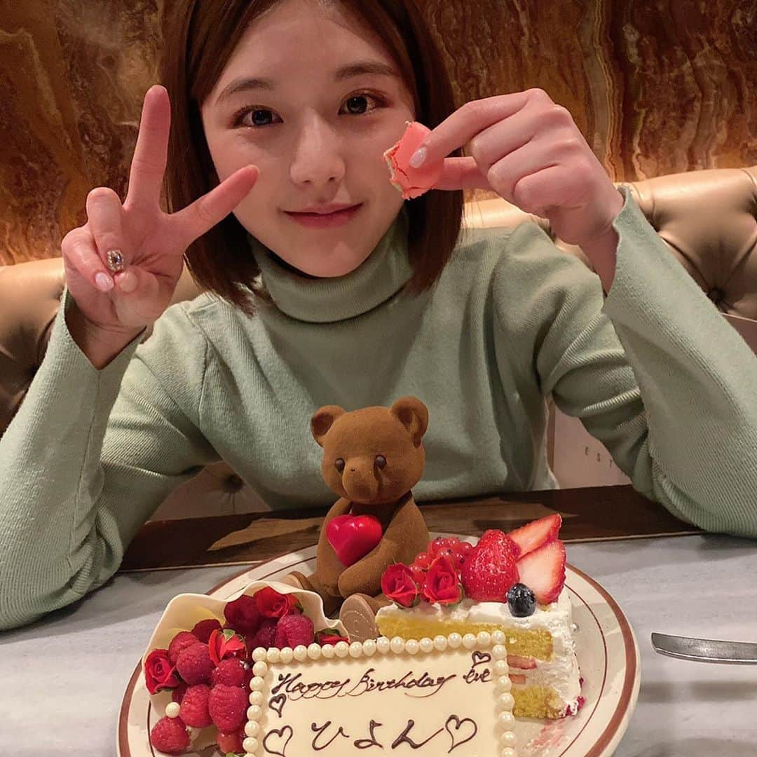 ひよんさんのインスタグラム写真 - (ひよんInstagram)「🧸🎂💓 ㅤㅤㅤㅤㅤㅤㅤㅤㅤㅤㅤㅤㅤ 今年のお誕生日ケーキは @louange.tokyo のケーキを用意してくれたよ😆❤️❤️❤️ 見ためも可愛すぎるけど、 本当に味もおいしすぎるの🥺🤤✨ バラがたくさんのってるチョコレートケーキは グルテンフリーなんだって🤭🤯👏 もちろんくまさんもぜーんぶ食べれるよ🧸🍴❤️ ㅤㅤㅤㅤㅤㅤㅤㅤㅤㅤㅤㅤㅤ ひよんの大好きなゴルゴンゾーラのマカロンも食べれて 幸せいっぱいお誕生日でした😍😍😍 お祝いしてくれたみんなにありがとう🥰💞💞💞 ㅤㅤㅤㅤㅤㅤㅤㅤㅤㅤㅤㅤㅤ 少し食べ過ぎてるから またダイエット始めなきゃ😂🐷🏋️‍♂️ ㅤㅤㅤㅤㅤㅤㅤㅤㅤㅤㅤㅤㅤ #louangetokyo #roppongicake #sweets #feeyong #birthdaycake #생일케이크 #생일여자🎂 #희영 #케이크 #인스타감성 #ルアンジュ東京 #くまさんケーキ #ゴルゴンゾーラマカロン #六本木ケーキ #ひよん」3月7日 13時16分 - cchan_fee4