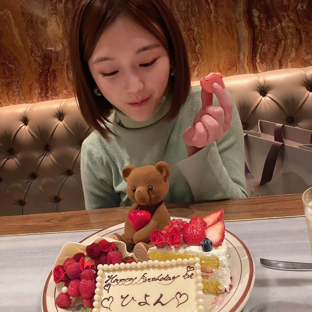 ひよんさんのインスタグラム写真 - (ひよんInstagram)「🧸🎂💓 ㅤㅤㅤㅤㅤㅤㅤㅤㅤㅤㅤㅤㅤ 今年のお誕生日ケーキは @louange.tokyo のケーキを用意してくれたよ😆❤️❤️❤️ 見ためも可愛すぎるけど、 本当に味もおいしすぎるの🥺🤤✨ バラがたくさんのってるチョコレートケーキは グルテンフリーなんだって🤭🤯👏 もちろんくまさんもぜーんぶ食べれるよ🧸🍴❤️ ㅤㅤㅤㅤㅤㅤㅤㅤㅤㅤㅤㅤㅤ ひよんの大好きなゴルゴンゾーラのマカロンも食べれて 幸せいっぱいお誕生日でした😍😍😍 お祝いしてくれたみんなにありがとう🥰💞💞💞 ㅤㅤㅤㅤㅤㅤㅤㅤㅤㅤㅤㅤㅤ 少し食べ過ぎてるから またダイエット始めなきゃ😂🐷🏋️‍♂️ ㅤㅤㅤㅤㅤㅤㅤㅤㅤㅤㅤㅤㅤ #louangetokyo #roppongicake #sweets #feeyong #birthdaycake #생일케이크 #생일여자🎂 #희영 #케이크 #인스타감성 #ルアンジュ東京 #くまさんケーキ #ゴルゴンゾーラマカロン #六本木ケーキ #ひよん」3月7日 13時16分 - cchan_fee4