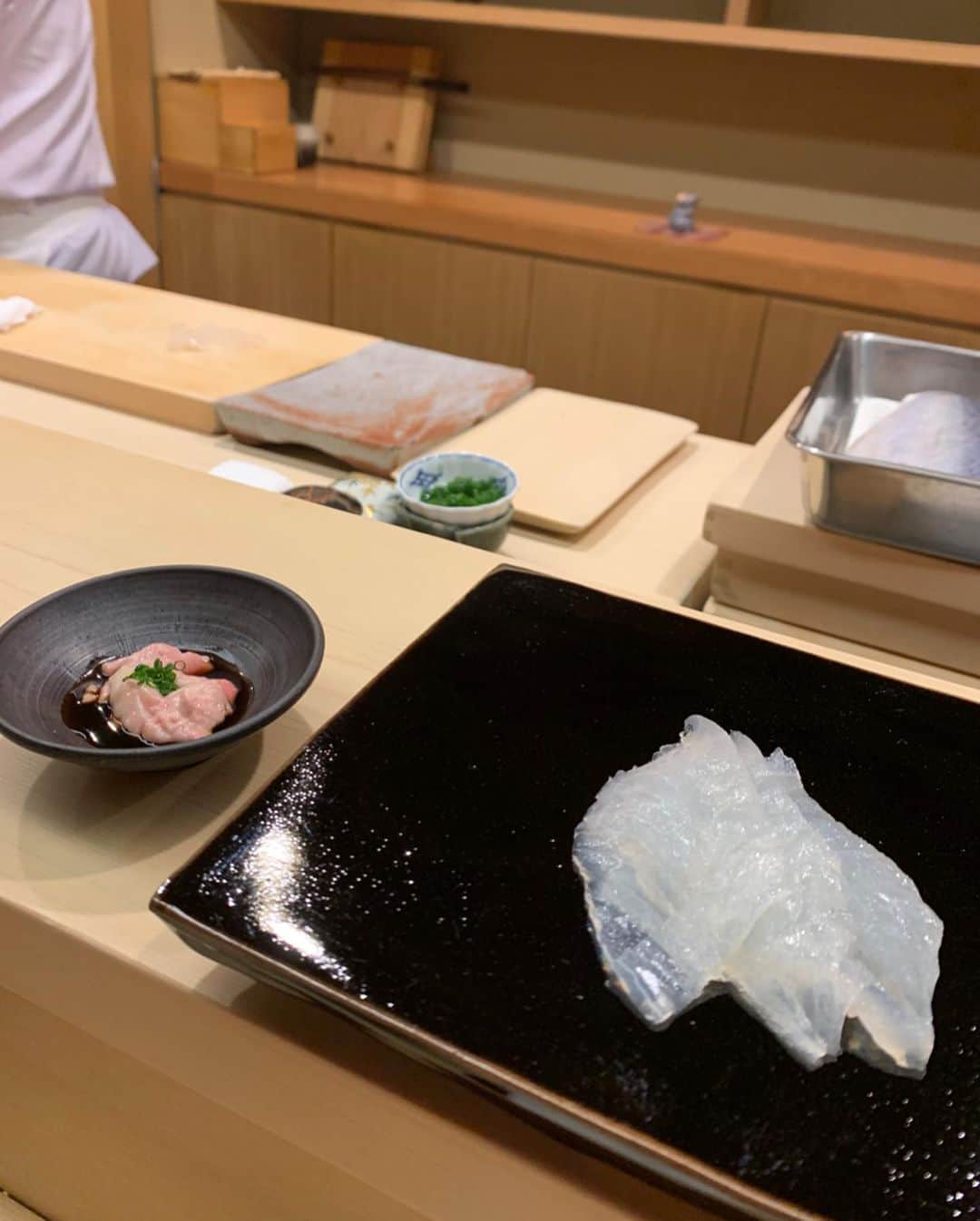 沢瀉美緒さんのインスタグラム写真 - (沢瀉美緒Instagram)「※ Sushi lover💛 . The first visit to “Sugita ” . 念願の日本橋蛎殻町すぎたへ💛 . おまかせなのですが、 まずはおつまみから✨ . 特に皮剥と肝のお刺身と しめ鯖を海苔で巻いたものが 格別でした。 . 私たちの小ネタのような会話も 笑顔で拾ってくださる優しい大将✨ . . #sushi #お寿司 #鮨 #寿司 #お鮨 #sushigram #tokyo #東京 #日本橋蛎殻町すぎた #ミオログ」3月7日 13時21分 - mio_omodaka