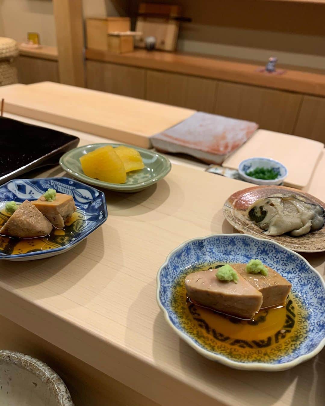 沢瀉美緒さんのインスタグラム写真 - (沢瀉美緒Instagram)「※ Sushi lover💛 . The first visit to “Sugita ” . 念願の日本橋蛎殻町すぎたへ💛 . おまかせなのですが、 まずはおつまみから✨ . 特に皮剥と肝のお刺身と しめ鯖を海苔で巻いたものが 格別でした。 . 私たちの小ネタのような会話も 笑顔で拾ってくださる優しい大将✨ . . #sushi #お寿司 #鮨 #寿司 #お鮨 #sushigram #tokyo #東京 #日本橋蛎殻町すぎた #ミオログ」3月7日 13時21分 - mio_omodaka