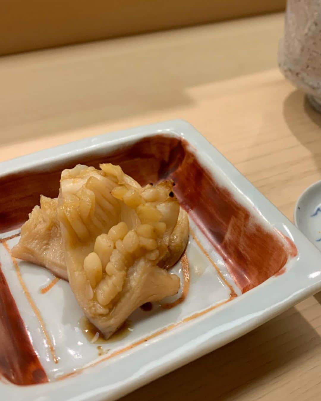 沢瀉美緒さんのインスタグラム写真 - (沢瀉美緒Instagram)「※ Sushi lover💛 . The first visit to “Sugita ” . 念願の日本橋蛎殻町すぎたへ💛 . おまかせなのですが、 まずはおつまみから✨ . 特に皮剥と肝のお刺身と しめ鯖を海苔で巻いたものが 格別でした。 . 私たちの小ネタのような会話も 笑顔で拾ってくださる優しい大将✨ . . #sushi #お寿司 #鮨 #寿司 #お鮨 #sushigram #tokyo #東京 #日本橋蛎殻町すぎた #ミオログ」3月7日 13時21分 - mio_omodaka
