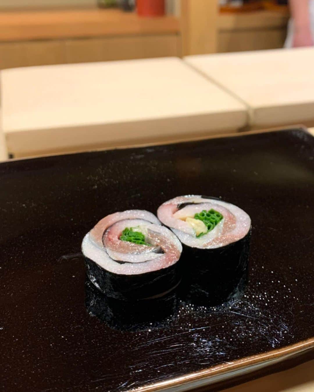 沢瀉美緒さんのインスタグラム写真 - (沢瀉美緒Instagram)「※ Sushi lover💛 . The first visit to “Sugita ” . 念願の日本橋蛎殻町すぎたへ💛 . おまかせなのですが、 まずはおつまみから✨ . 特に皮剥と肝のお刺身と しめ鯖を海苔で巻いたものが 格別でした。 . 私たちの小ネタのような会話も 笑顔で拾ってくださる優しい大将✨ . . #sushi #お寿司 #鮨 #寿司 #お鮨 #sushigram #tokyo #東京 #日本橋蛎殻町すぎた #ミオログ」3月7日 13時21分 - mio_omodaka