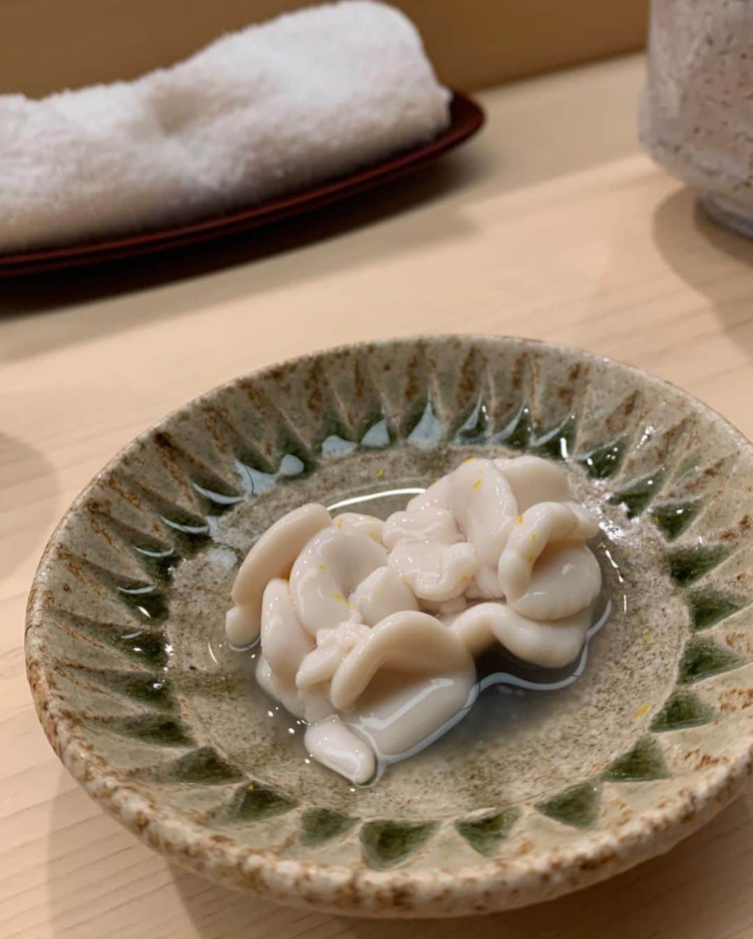 沢瀉美緒さんのインスタグラム写真 - (沢瀉美緒Instagram)「※ Sushi lover💛 . The first visit to “Sugita ” . 念願の日本橋蛎殻町すぎたへ💛 . おまかせなのですが、 まずはおつまみから✨ . 特に皮剥と肝のお刺身と しめ鯖を海苔で巻いたものが 格別でした。 . 私たちの小ネタのような会話も 笑顔で拾ってくださる優しい大将✨ . . #sushi #お寿司 #鮨 #寿司 #お鮨 #sushigram #tokyo #東京 #日本橋蛎殻町すぎた #ミオログ」3月7日 13時21分 - mio_omodaka