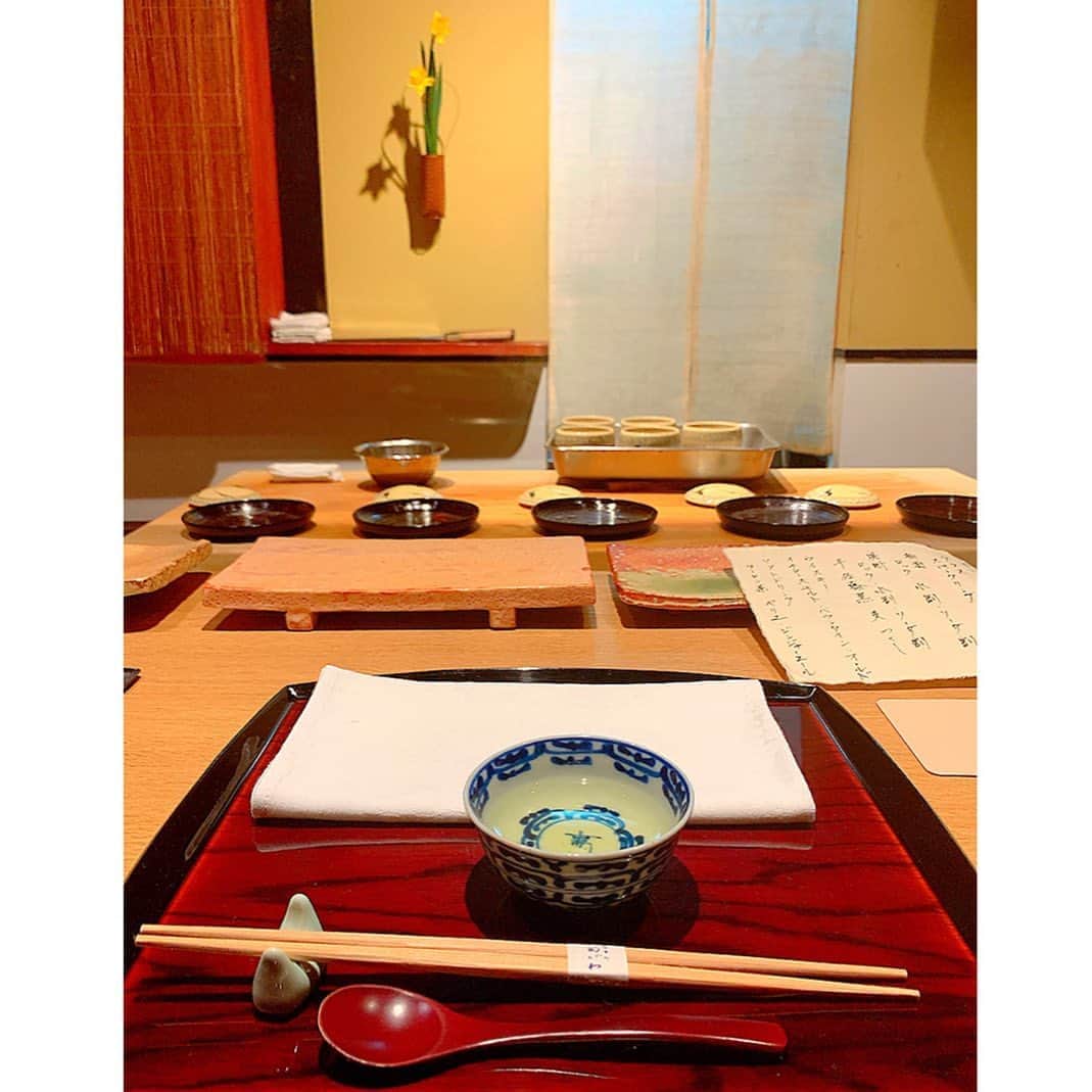 百合華さんのインスタグラム写真 - (百合華Instagram)「京都の御幸町夷川に佇むミシュラン一つ星の和食割烹『御幸町 田がわ』にて雛祭りディナータイム🎎💕 ﻿ ﻿ 蒸し寿司や蛤のお吸い物がまさに風物詩感🎶﻿ ﻿ 大将は三重県御出身との事でこの上ない郷土愛に包まれた春のコース料理となっておりました🥰﻿ ﻿ 厳選食材達と真っ直ぐに向き合う真剣な眼差しからは想像できないユーモアあふれるプレゼンテーション✨﻿ ﻿ お客様の笑顔を大切に想ってくださる大将の温かい御人柄も感じられ、食を通して雛祭りを愉しみながらの素敵なひとときで御座いました❤️﻿ ﻿ #japan﻿ #日本﻿ #kyoto﻿ #京都﻿ #御幸町﻿ #ミシュラン一つ星﻿ #michelinstar ﻿ #michelin1star ﻿ #和食割烹﻿ #ディナータイム﻿ #コース料理﻿ #雛祭り﻿ #ひなまつり﻿ #蒸し寿司﻿ #蛤﻿ #お吸い物 ﻿ #郷土愛﻿ #プレゼンテーション﻿ #美食﻿ #美食家﻿ #aumoグルメ」3月7日 13時21分 - yurika.lovelily