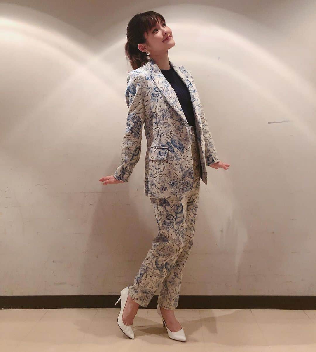 昆夏美のインスタグラム：「. 久々の更新になってしまいました。 先日放送されました 「THE 突破ファイル」 「My Anniversary SONG」 ご覧くださった方ありがとうございました！ Twitterではお知らせしていたのですが こちらではお知らせしておらず💦 . My Anniversary SONGで着ていたセットアップ、 よくみると動物がたくさんいて 可愛かったです(・ω・) . 来週の3月14日放送の MUSIC FAIRにて「美女と野獣」を 久々に歌わせていただきます！ こちらもよろしければご覧ください🌹 . ミスサイゴンの歌稽古も始まってます。 サイゴンの世界に浸ってます。嬉しい。 . 明日も頑張りますっっ🇻🇳」