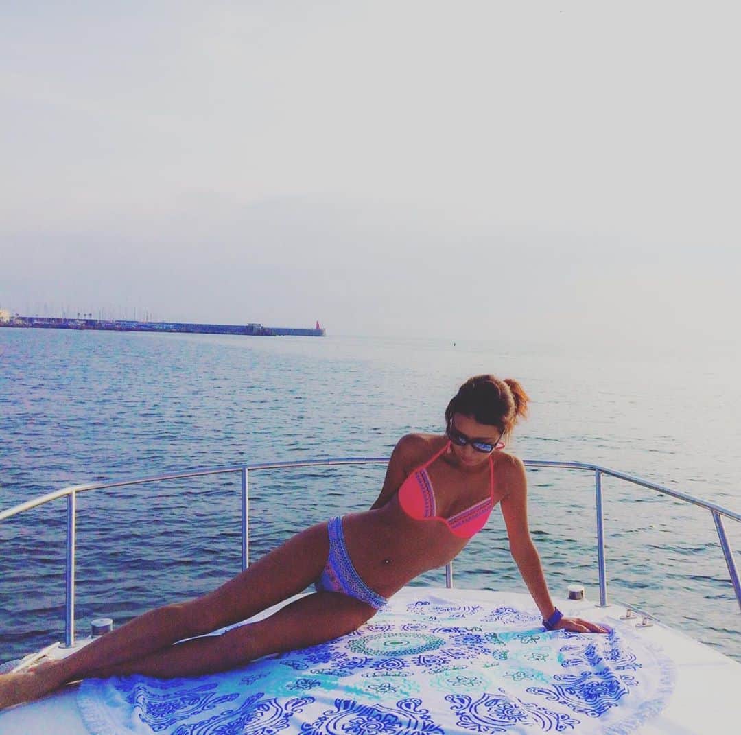 彩海のインスタグラム：「. . そろそろ船稼働の季節🚢 . 今年は海外にもいけないので 海活早めからたくさんしたいな🙃 . . 忙しくて船舶免許取りにいけなかったので 行ってこようと思います😳 . もう忘れたんだけどw 試験にローピングあるんだっけ？w . . . #早く海行きたい #船舶免許#海活女子 #海活#クルーズ船 #ビキニ#夏#海 #クルーズ#cruise #cruiselife #bikini  #湘南サニーサイドマリーナ  #二級船舶免許」