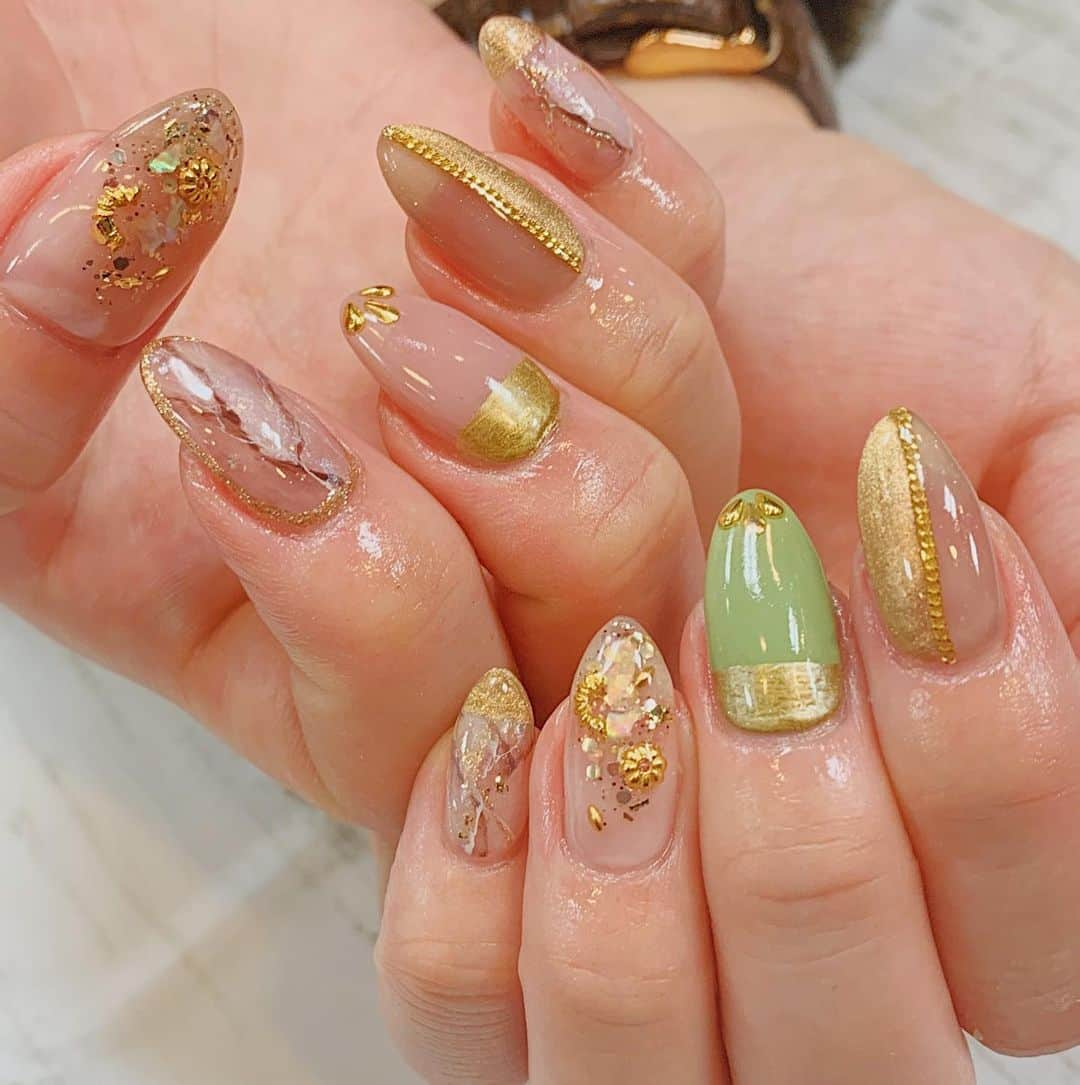 Minaのインスタグラム：「今晩は💗 ・ この前nail💅行ってきたよ💗 ・ 先月のチョコネイルから🍫安定の大理石、ニュアンスネイル💅💕 春バージョン🌸✨✨ ・ 今年の春はくすみグリーン気になってたから片手だけ💗 もぉ反対の手は大好きなくすみピンクで2度美味しいネイルなの💅💗 ・ ・ 色味最高に可愛い😍💕💕💕 クリア感も可愛いし✨ クリアブラウンもお洒落だし😍 大理石の感じももろタイプ💗 ・ 全部の指がお洒落で大満足🥺💕 ・ ・ いつもの担当の杉ちゃんお休みで違う方にやって貰ったんだけど☺️ さすがCARRYの方はみんな上手🥺💗💗💗 ・ やりたい感じ伝えて上手くまとめてくれてめっちゃ理想通りにしてくれたよ🥺💅✨✨ ・ 今日も見て頂きありがとうございました☺️🙏💕 ・ ・ ・ #nail#nailcarry#japanesenail #japanesegirl #池袋店 #ネイルキャリー#ジェルネイル#クリアネイル#ニュアンスネイル#春ネイル#くすみピンクネイル#ミントグリーンネイル #くすみグリーン#くすみグリーンネイル#大理石ネイル#クリアブラウンネイル#キラキラネイル#トレンドネイル#お洒落ネイル#ネイル動画#ネイルサロン#美容#美容大好き#ネイルデザイン#春ネイル2020 #ピンク大理石#ピンク大理石ネイル#可愛いネイル#可愛いネイルデザイン#お洒落になりたい」