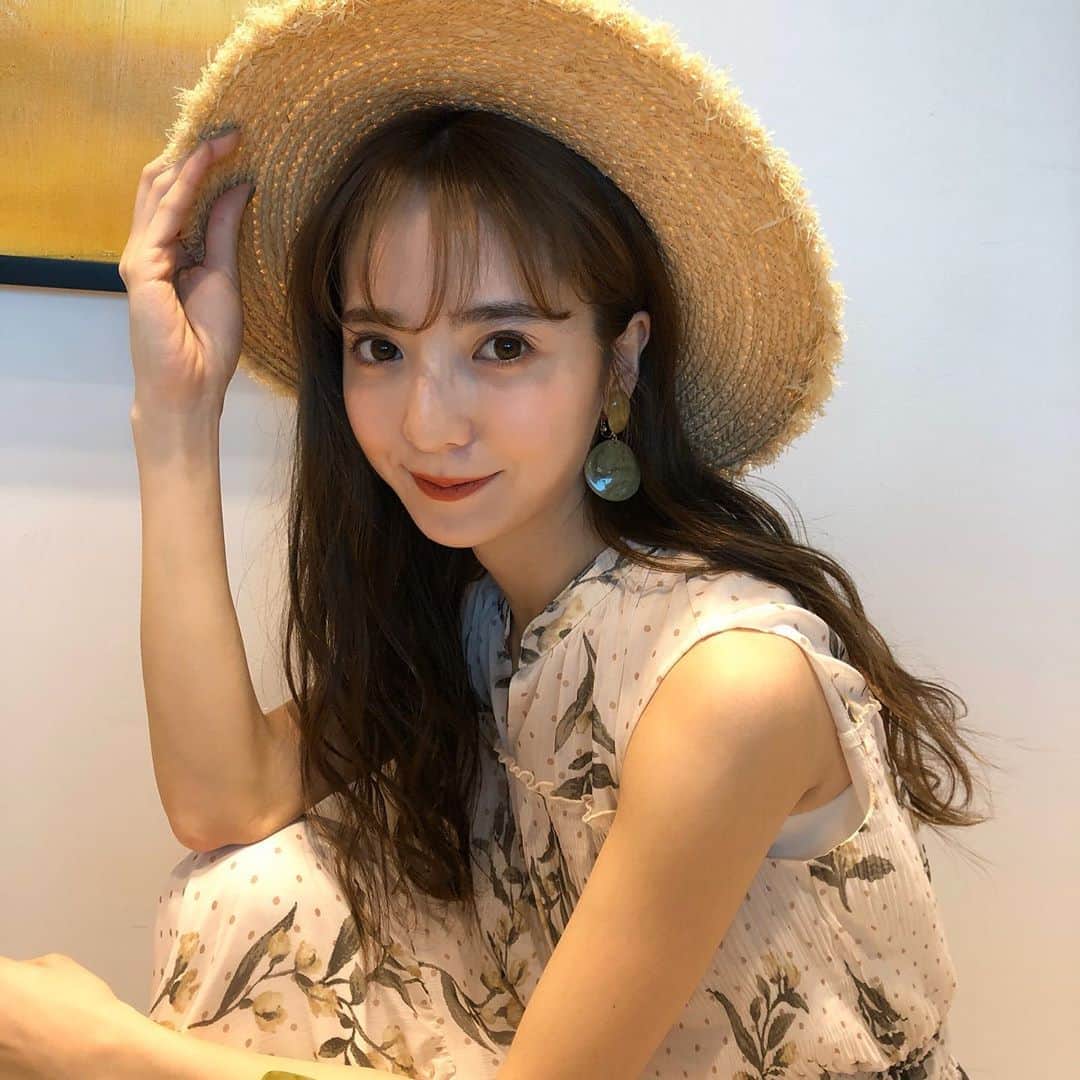 平木愛美のインスタグラム：「撮影合間に、ヘアメイクさんが撮ってくださったshot🧸🧡 春を超えて夏ですなあ〜🌞」