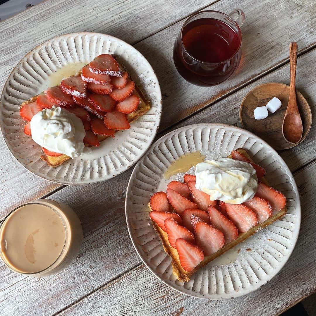 りょうくんグルメさんのインスタグラム写真 - (りょうくんグルメInstagram)「【西新井　カフェサンクチュアリ】 絶品いちごのワッフル ㅤㅤㅤㅤㅤㅤㅤㅤㅤㅤㅤㅤㅤ 🏠#西新井　#カフェサンクチュアリ 🚶‍♂️西新井駅徒歩5分 📖いちごのワッフル ドリンクセット(¥1460)×2  いちごのワッフルは2〜5月限定。  いちごおっきい！  写真より大きい！ クリームたっぷり いちごにかかった砂糖がうまい ワッフルさくさく ワッフルの厚さとか完璧  ワッフル自体がうまい。 想像と全然違かった。 まず大きい  いちごたっぷりでいちご狩りかと思ったわ。  ワッフルで今までで一番うまいレベル  店内ばちくそにオシャレ。 特に窓際の白いテーブルが映え。 音楽静かお店の中ゆったり。 少し薄暗い。 カフェの雰囲気抜群。  映えテーブルめっちゃ揺れるから気をつけて笑  実際目の前にするとめちゃ大きい！  ランチプレートも美味しそうだった。 家の近くにあったら来たい〜 ㅤㅤㅤㅤㅤㅤㅤㅤㅤㅤㅤㅤㅤ フォロワーさん情報によるとちょうど一時休業入っちゃったみたいで来月の15日まで休みなんだって！お店に電話してから行くのが良いよ〜  ㅤㅤㅤㅤㅤㅤㅤㅤㅤㅤㅤㅤㅤ  東京都足立区栗原1-18-8 第一宝ビル１０３ ㅤㅤㅤㅤㅤㅤㅤㅤㅤㅤㅤㅤㅤ  ランチ・カフェ 【月～木】　 １１：００～１８：３０（L.O１８：００） 【金・土・日】 １１：００～１９：００(L.O１８：３０）」3月7日 22時56分 - uryo1113