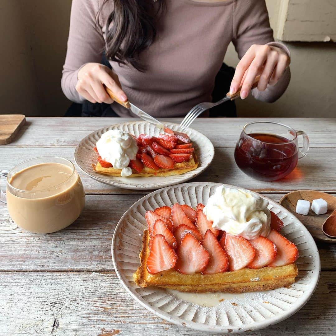 りょうくんグルメさんのインスタグラム写真 - (りょうくんグルメInstagram)「【西新井　カフェサンクチュアリ】 絶品いちごのワッフル ㅤㅤㅤㅤㅤㅤㅤㅤㅤㅤㅤㅤㅤ 🏠#西新井　#カフェサンクチュアリ 🚶‍♂️西新井駅徒歩5分 📖いちごのワッフル ドリンクセット(¥1460)×2  いちごのワッフルは2〜5月限定。  いちごおっきい！  写真より大きい！ クリームたっぷり いちごにかかった砂糖がうまい ワッフルさくさく ワッフルの厚さとか完璧  ワッフル自体がうまい。 想像と全然違かった。 まず大きい  いちごたっぷりでいちご狩りかと思ったわ。  ワッフルで今までで一番うまいレベル  店内ばちくそにオシャレ。 特に窓際の白いテーブルが映え。 音楽静かお店の中ゆったり。 少し薄暗い。 カフェの雰囲気抜群。  映えテーブルめっちゃ揺れるから気をつけて笑  実際目の前にするとめちゃ大きい！  ランチプレートも美味しそうだった。 家の近くにあったら来たい〜 ㅤㅤㅤㅤㅤㅤㅤㅤㅤㅤㅤㅤㅤ フォロワーさん情報によるとちょうど一時休業入っちゃったみたいで来月の15日まで休みなんだって！お店に電話してから行くのが良いよ〜  ㅤㅤㅤㅤㅤㅤㅤㅤㅤㅤㅤㅤㅤ  東京都足立区栗原1-18-8 第一宝ビル１０３ ㅤㅤㅤㅤㅤㅤㅤㅤㅤㅤㅤㅤㅤ  ランチ・カフェ 【月～木】　 １１：００～１８：３０（L.O１８：００） 【金・土・日】 １１：００～１９：００(L.O１８：３０）」3月7日 22時56分 - uryo1113