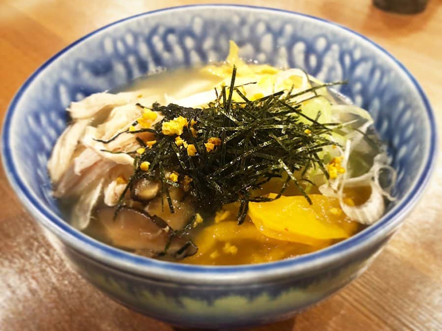 乾雅人のインスタグラム：「酒と魚と奄美の鶏飯「サクラマス食堂」@桜丘 環八と世田谷通りの交差点、三本杉に2月オープンした店。自宅至近なのでのぞいてみた。土曜夜、ほぼ満席の店内。 日本酒をお願いして、まずはカワハギの刺身とノドグロ塩焼きを。鮮度が素晴らしい。 続いて車海老のクリームコロッケは胡椒だけで。 ベシャメルソース、海老の旨味がとてもいい。 焼売はホタルイカが載る。 これも醤油が要らないくらい餡が美味い。 あれこれとサービスで出してくださる若いご主人、増山さん。 シメに奄美の鶏飯をいただく。へーっ 鶏白湯スープの具沢山お茶漬けなんだなぁ。 椎茸の香りがたまらなく良い。 オープンから間もないのにひっきりなしにお客さんが来店。ご主人のワンオペなのでお酒をひっかけながらのんびり料理を待つ感じでね。 こりゃ良い店が近所にできた。通います。 @sakuramasushokudo」
