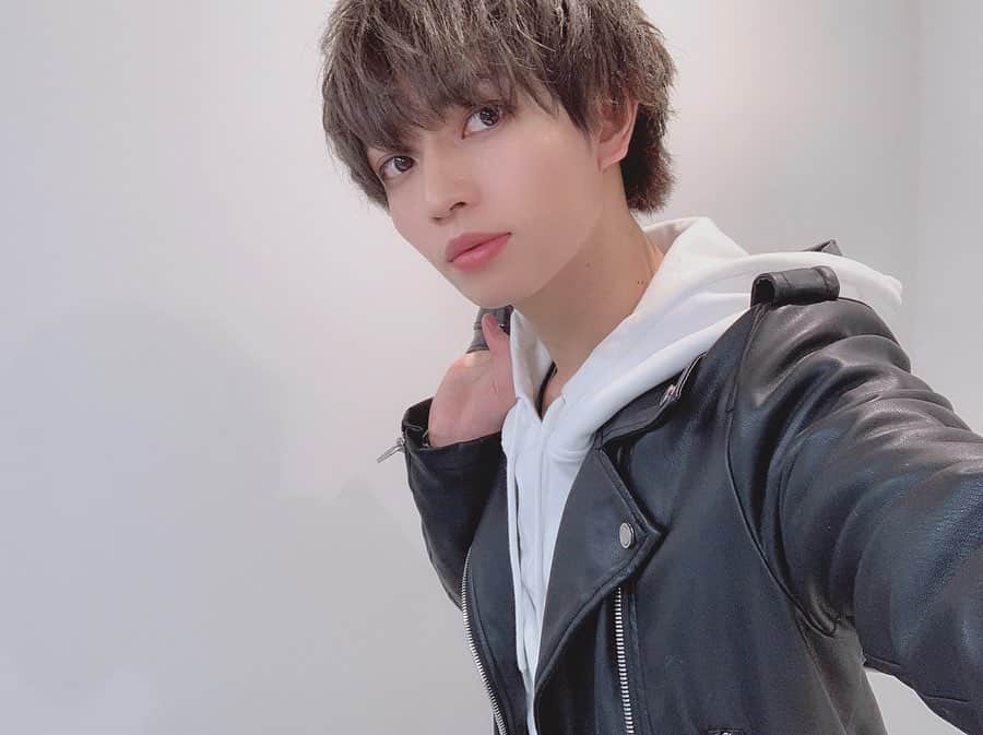 のインスタグラム：「【彼氏となんちゃらのやつとぴーすの写真】 ・ ・ ・ #白パーカー #パーカー男子 #パーカーコーデ  #ライダースジャケット #ライダース #ライダース男子  #彼氏とデートなうに使っていいよ #彼氏とデート #デートなうに使っていいよ  #意味のないポーズ #LOVEand #peace  #秋冬コーデ #秋冬ファッション #awfashion  #ヴィトン #louisvitton #バーバリー  #burberry #mensfashion #mensagem  #イイネ #フォロミー #japanese」