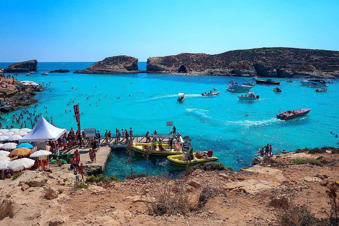 yuiさんのインスタグラム写真 - (yuiInstagram)「. . .綺麗な海を見に行きたいなぁ🏝 . 今年１番行きたかった場所に、行けなくなったけど🙀 . またいつか行きたいなー♡ .  写真はマルタの離島のコミノ島🌴 . . めちゃくちゃ綺麗で、ボードが浮いて見えたよ🥺 . . . . .#yuitrip✈️ #ゆい旅#ゆい世界一周#yuiログ #マルタ島#Malta#ヨーロッパ旅行#yuiinMalta」3月7日 23時00分 - yuiram