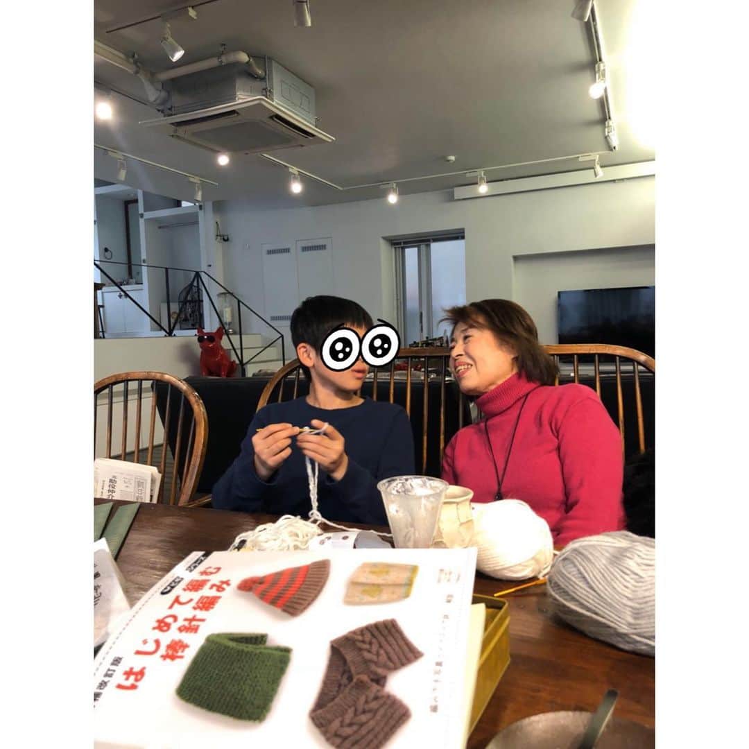 秋本祐希さんのインスタグラム写真 - (秋本祐希Instagram)「うちのママと孫みたいなboy☺︎ 何気に編み物が得意な母と 編み物デビューする美緒ちゃんと 午前中からユザワヤへ行きレッスン開始☺︎ と思ったら息子くんと母のかぎ針編み開始✨ この2人 やり取りがおかしくて可愛かった😂 美緒ちゃんと私のやり取りは @mio.matsui を見てね☺︎ 楽しい土曜日でした❤︎ #friends #happy #smile ほぼ #family 笑」3月7日 23時11分 - ayuuki0908