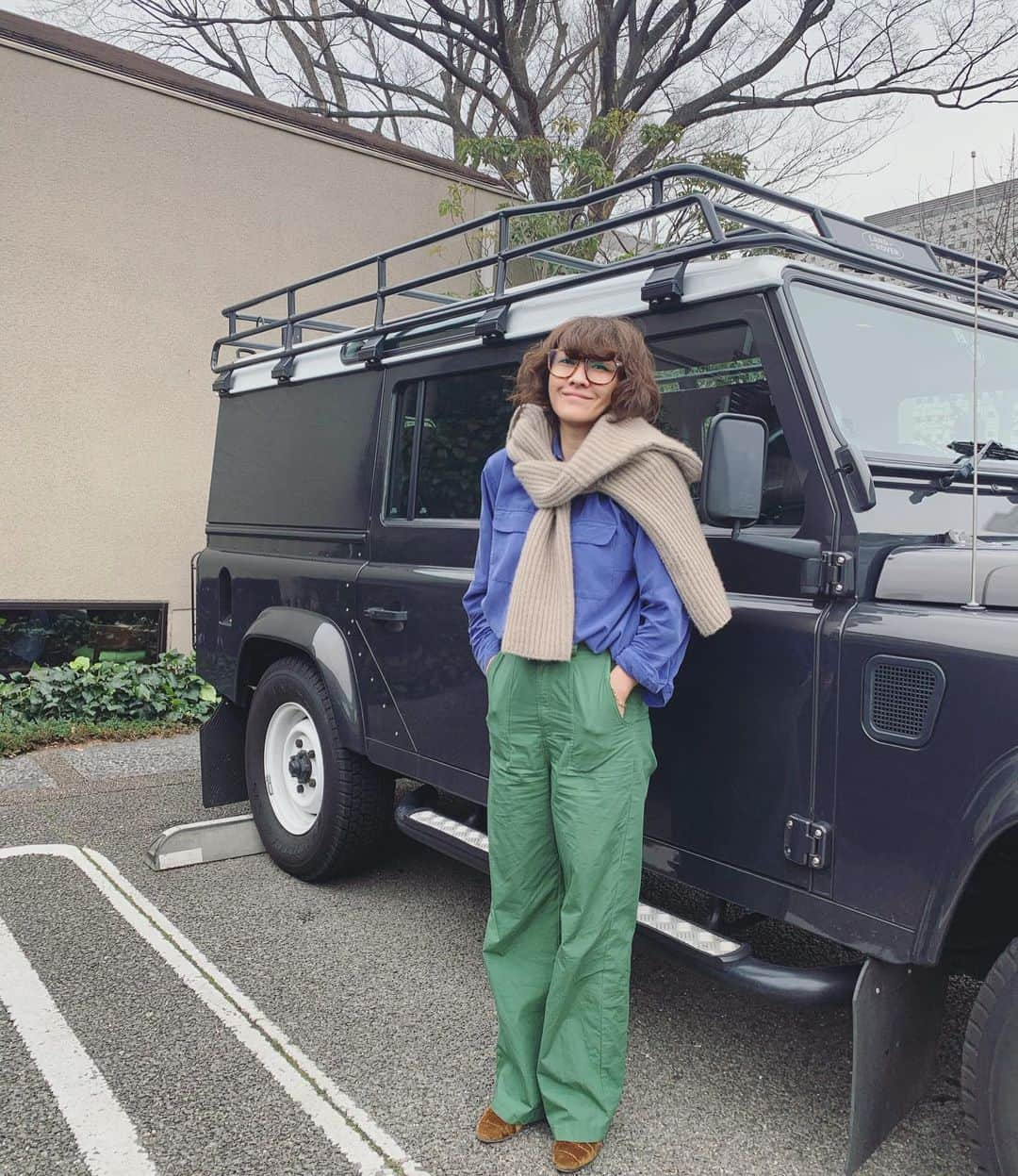 風間ゆみえさんのインスタグラム写真 - (風間ゆみえInstagram)「グレーのホリゾントのような空の土曜日 ブルーとグリーンの色合わせが気に入って 夫にはきれいな色の組み合わせだね、って褒められてご機嫌。. . 思いの外寒かった今朝はベージュのニットをおともにした。. . 毒のある美しい植物という本を買った。. . グルテンフリーをしているはずだけど 美味しくパンをいただいた。  なかなか楽しい土曜日のはじまり。  @la_marine_francaise_official  #yumie_k_style」3月7日 23時13分 - yumie_kazama