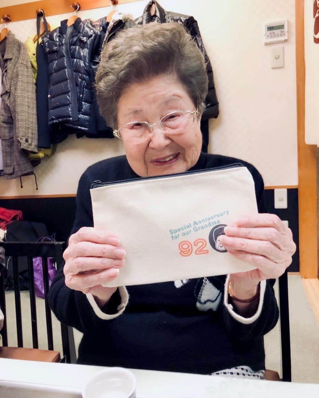 TAK-Zのインスタグラム：「何才かわからないって！ 92ちゃいだよ！ 今年は折りたたみの杖をあげました！(オリジナルポーチ付き) ほんとうにおめでとう、おばあちゃん❤️ #生きてるうちに」