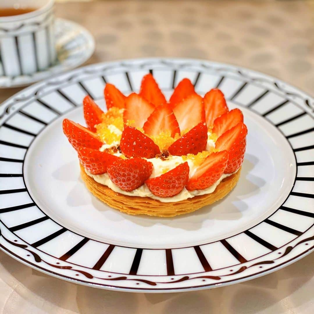 梅谷安里さんのインスタグラム写真 - (梅谷安里Instagram)「Diorカフェで食べた ピエールエルメのケーキ🌹 このイチゴケーキ美味しくて大好き♡ #dior#cafe #houseofdior  #ディオール #イチゴ#ケーキ」3月7日 23時21分 - anriworld