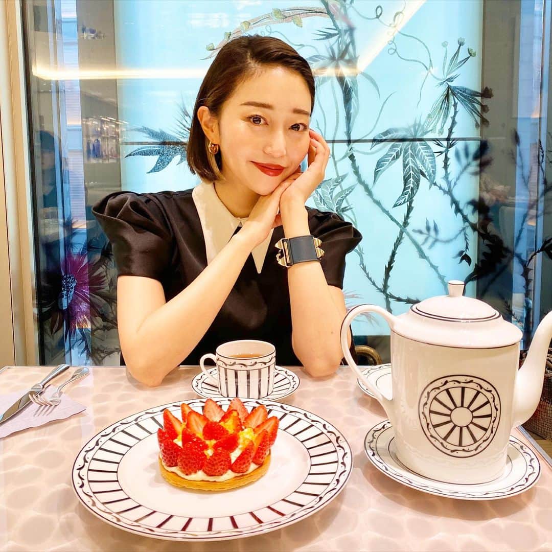のインスタグラム：「Diorカフェで食べた ピエールエルメのケーキ🌹 このイチゴケーキ美味しくて大好き♡ #dior#cafe #houseofdior  #ディオール #イチゴ#ケーキ」
