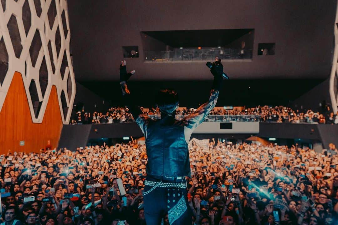 アンディー・ビアーザックのインスタグラム：「It’s difficult to put into words how incredible Mexico City was last night. Honestly I just want to say a sincere thank you from the bottom of our hearts for such a magical show! Your energy was electric and it was amazing to get to sing these songs with you all again! We truly had so much fun!🖤 Next up we have a few weeks off and then head to Orlando FL to start the “In between” tour! 📸 @aaronberkshireofficial」
