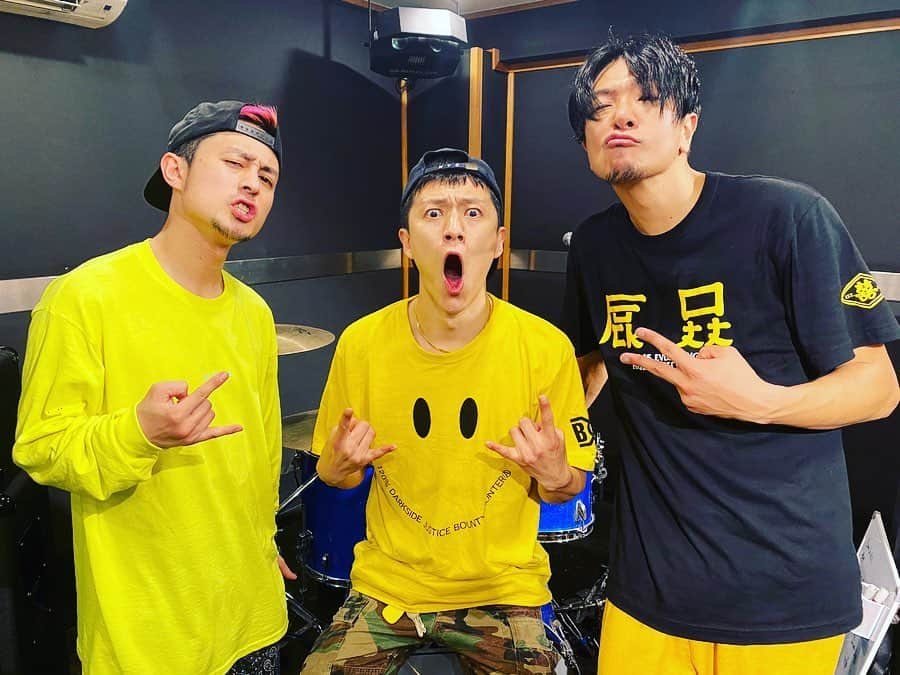 Shun さんのインスタグラム写真 - (Shun Instagram)「インスタライブ、観てくれたみんなありがとうございました‼️ ・ ・ 当たり前に在るはずのものがなくなってしまって、混沌とした気持ちになる。悔しさを越えてもはやよく分からない感情にもなる。 でも、そんな気持ちを晴らせてくれるのが音楽の力だってことをどんな角度や手段でも良いからしっかりと証明して、みんなで克っていけたら日本の音楽シーン、特にバンド&ライブハウスシーンはもっと強くなれると信じてる。 ・ ・ 音楽の借りは音楽で、ライブの借りはライブで、しっかり返していくから。スケジュールの発表等いろいろとご迷惑をおかけするかもしれないけどなんとか受け入れて、着いてきてもらえたら幸いです。 各所としっかり連係してしっかり前進していけるように努力します🙌🏻 ・ ・ 俺たちの待ち合わせはいつだってライブハウス🤘🏻早く現場でみんなに会いたいや‼️ ・ ・ インスタライブもめっちゃ楽しかったから、曲目変えてまたやるわ。また宜しく‼️ ・ ・ #音楽を止めないTF  ③枚目は #Bestスクショ賞 🥇」3月7日 23時31分 - totalfat.shun